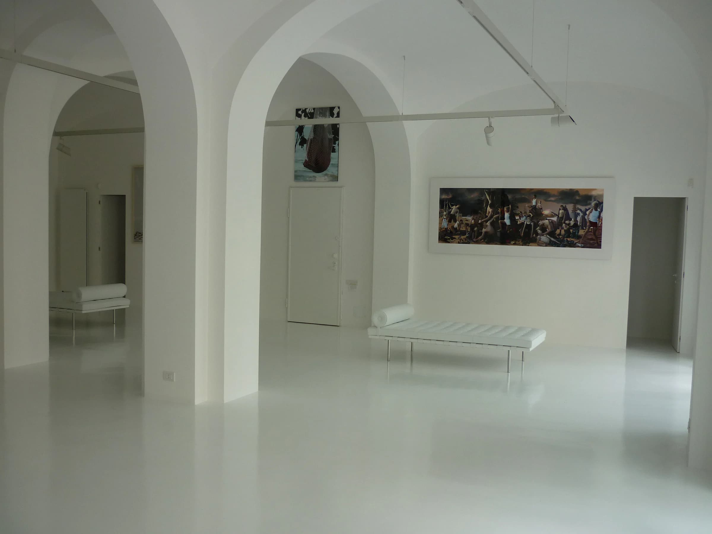 Ambiente luminoso con archi e colonne bianche