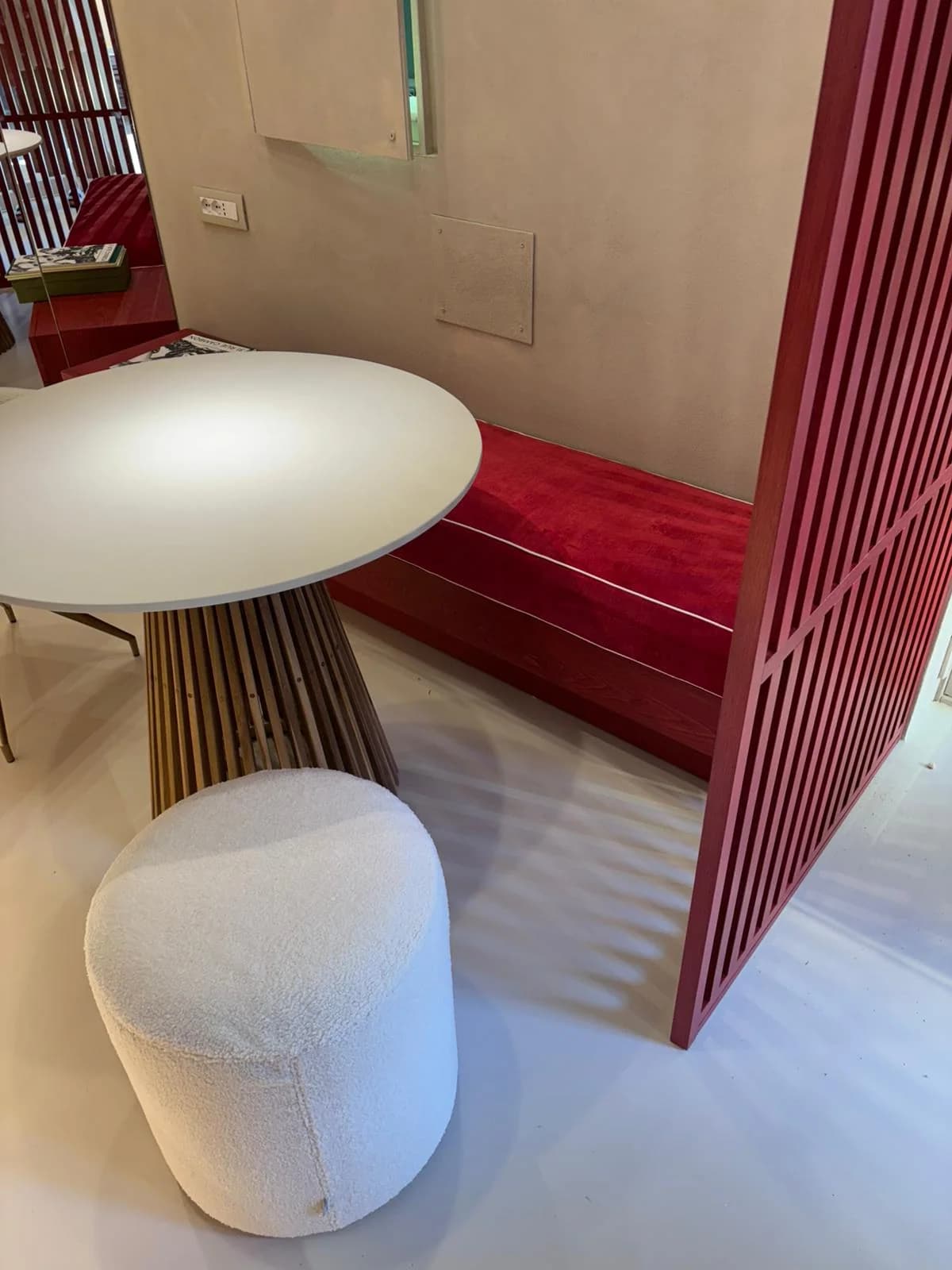 Tavolo e seduta rossa — Cuneo