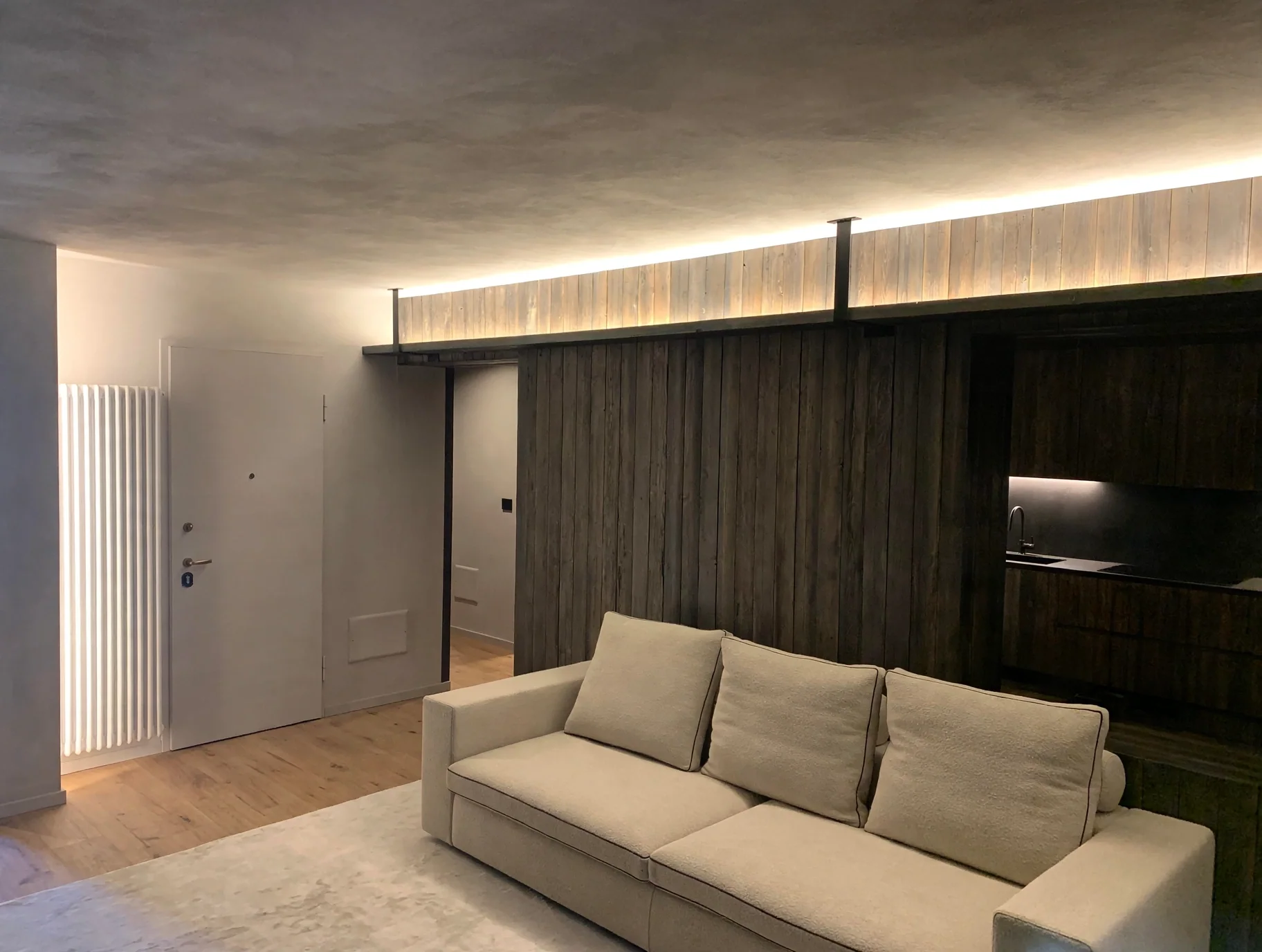 Divano chiaro davanti alla boiserie — Limone