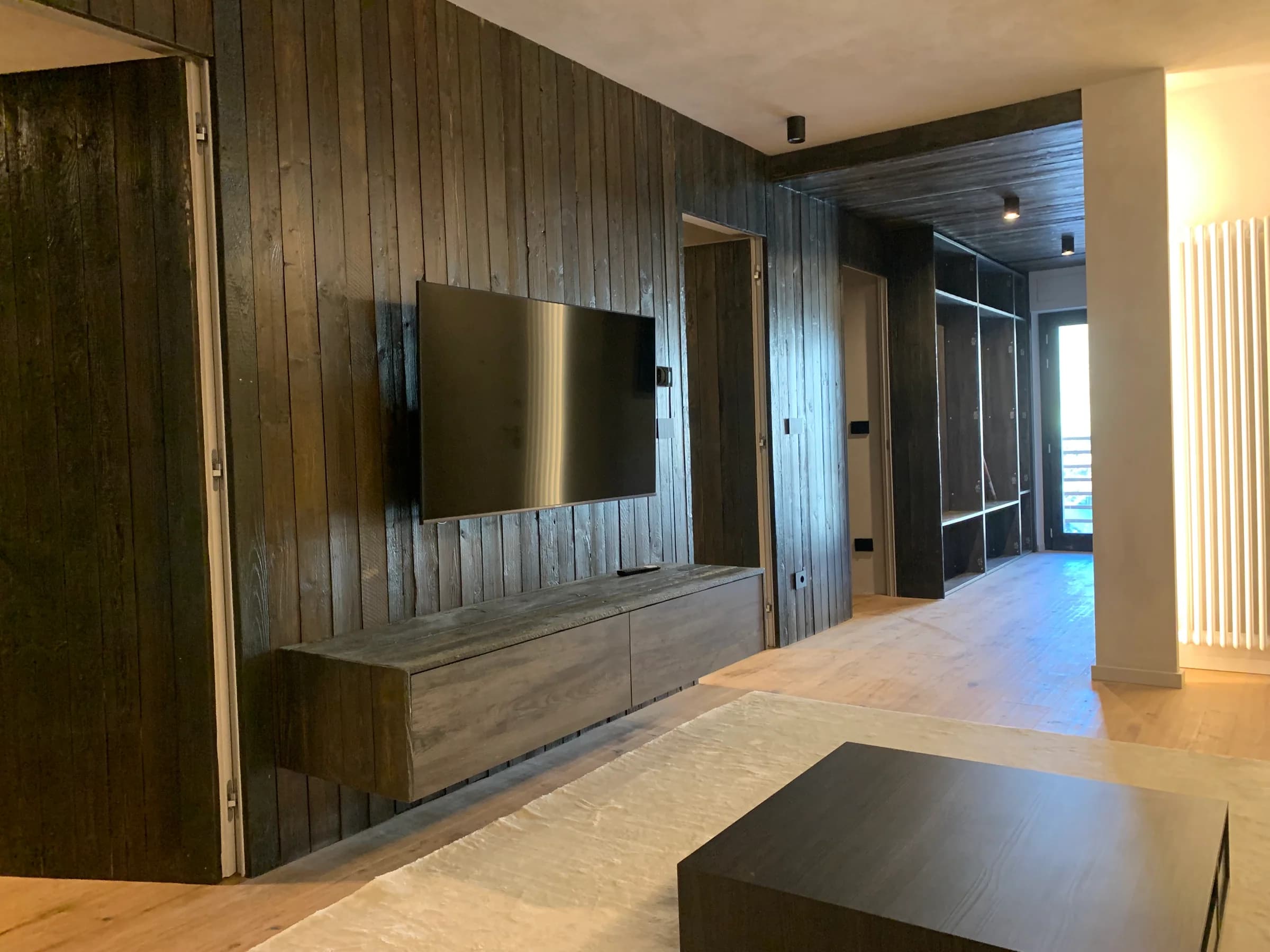 Parete TV rivestita in legno — Limone