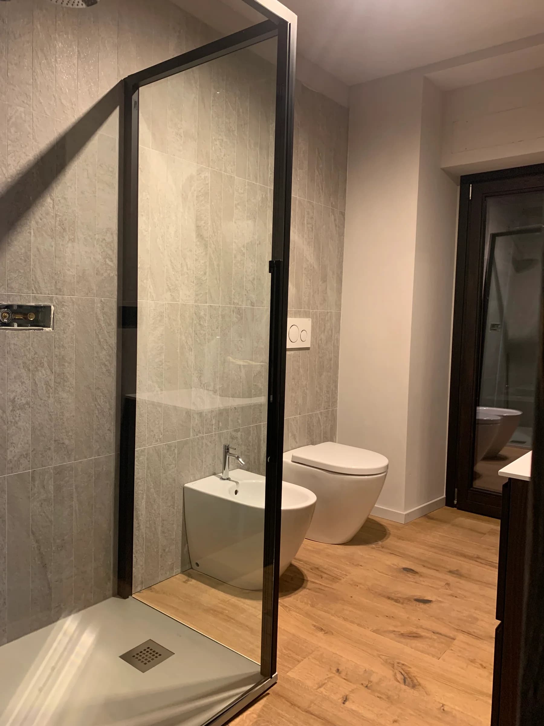 Bagno con doccia vetrata — Limone