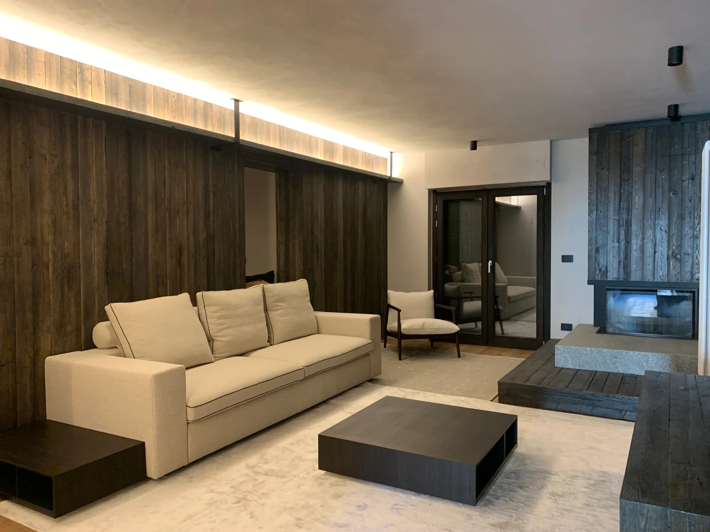 Living con boiserie scura — Limone