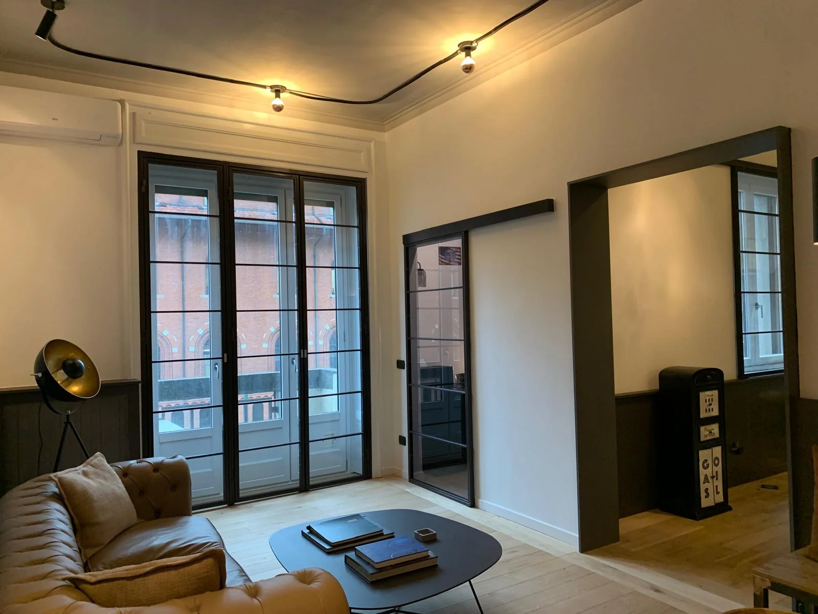 Living con porte vetrate — Milano