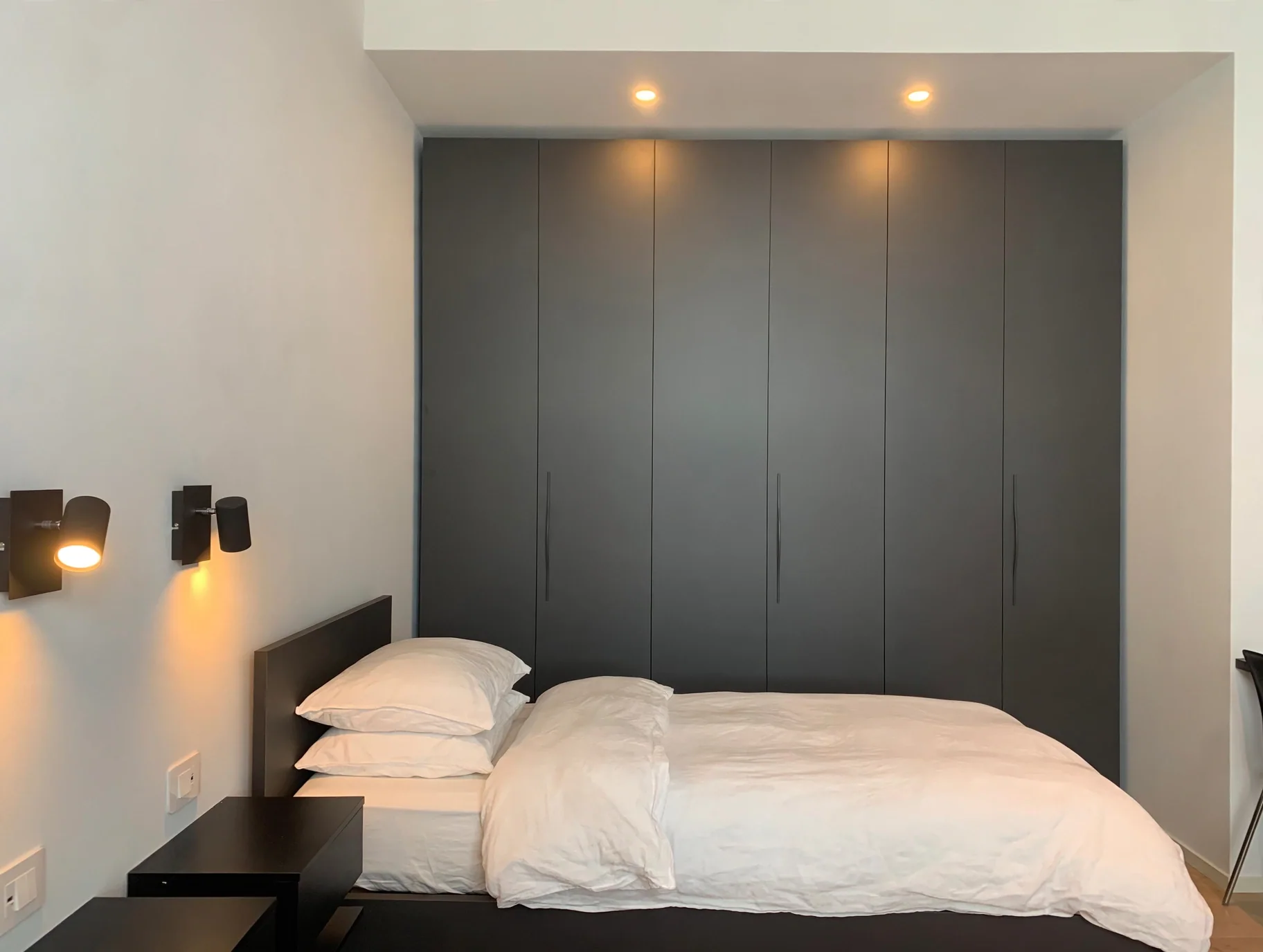 Camera con boiserie scura — Roma