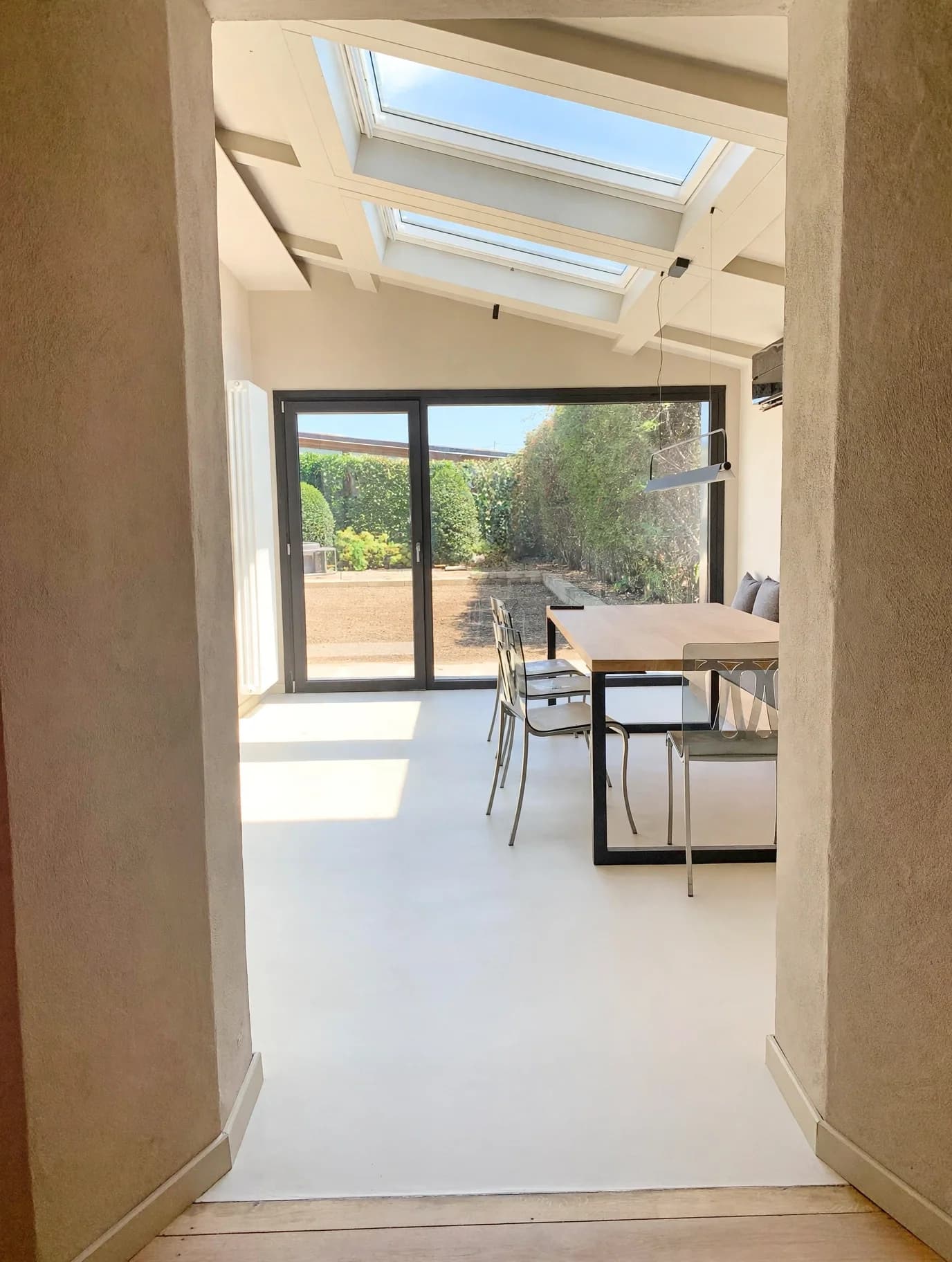 Zona pranzo illuminata dall’alto — Ruata Eandi