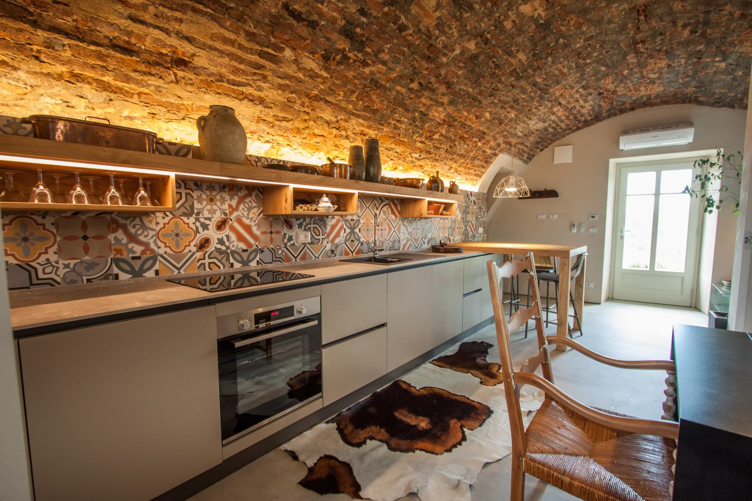 Cucina sotto la volta in mattoni di una cascina a Saluzzo