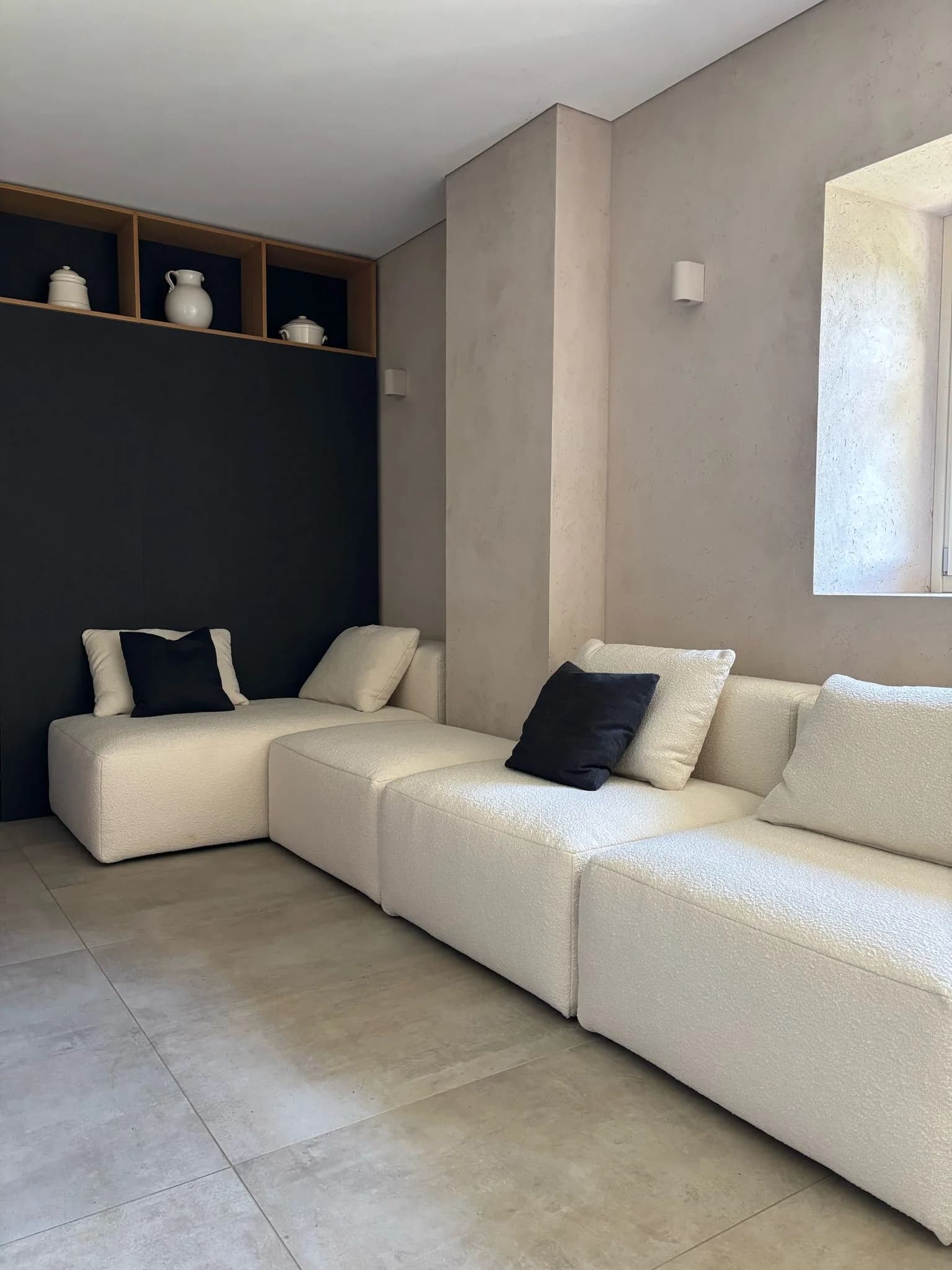 Living con divano bianco e parete materica — Saluzzo