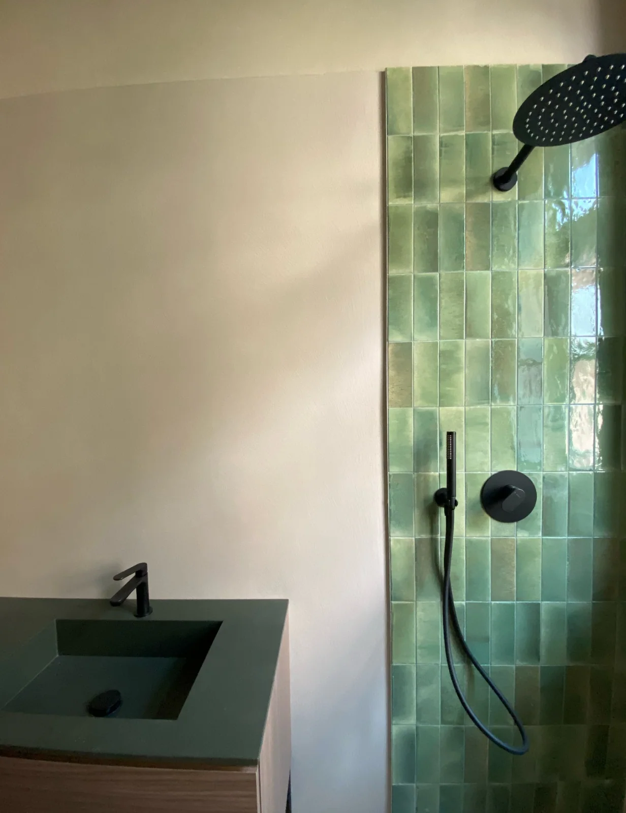 Doccia con ceramiche verdi — Saluzzo