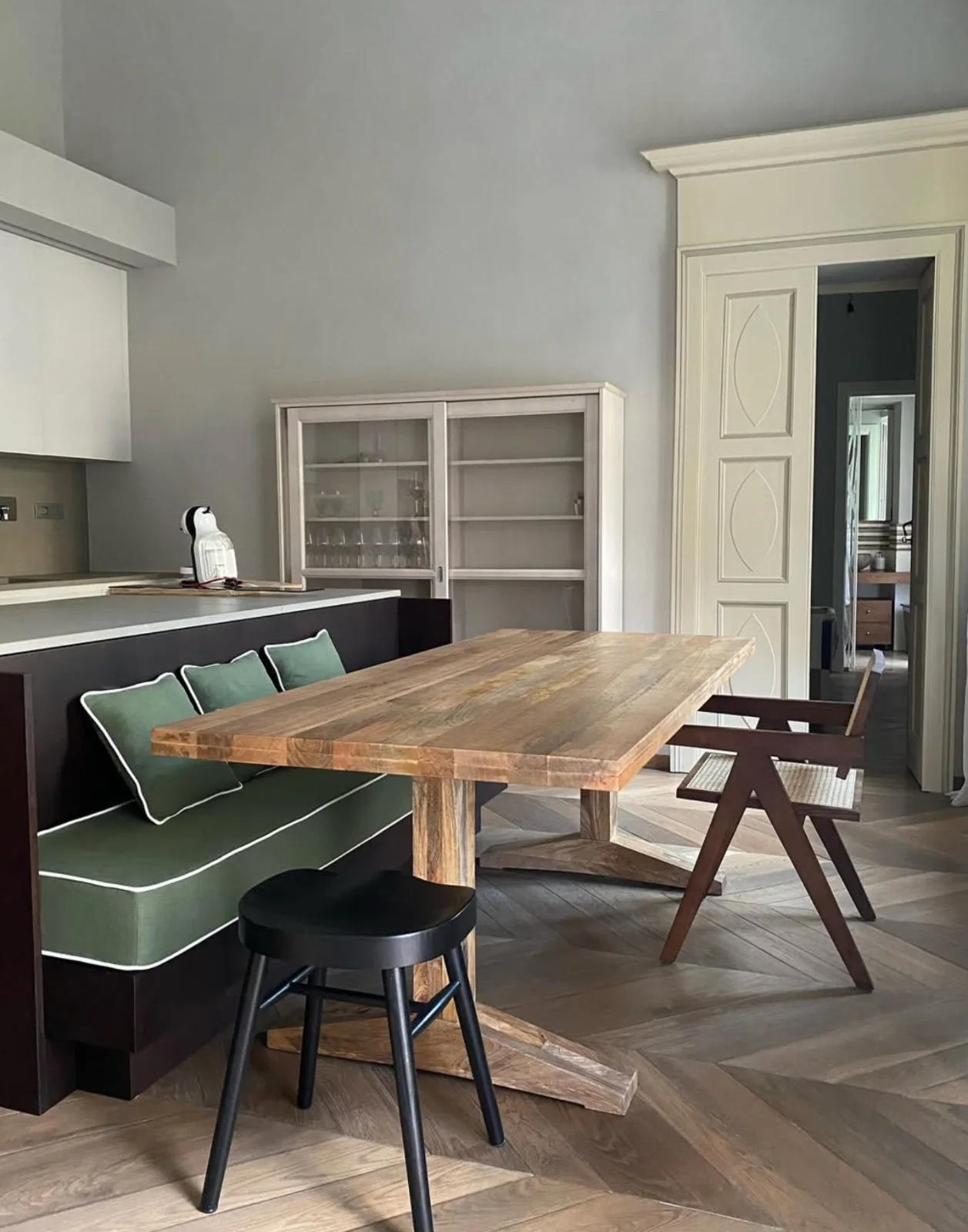 Zona pranzo con tavolo in legno — Saluzzo
