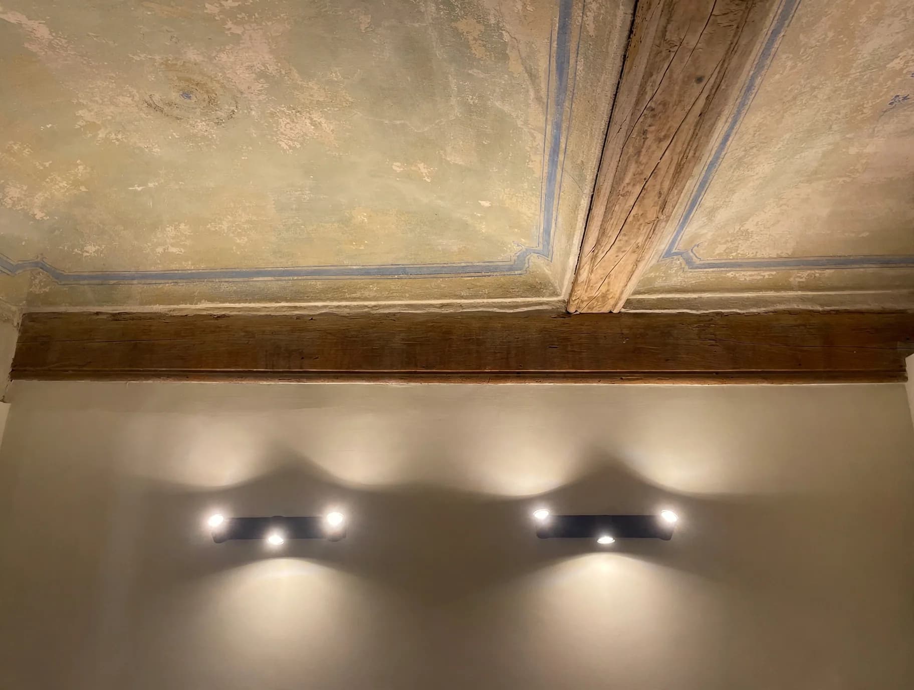 Soffitto decorato e illuminazione — Saluzzo