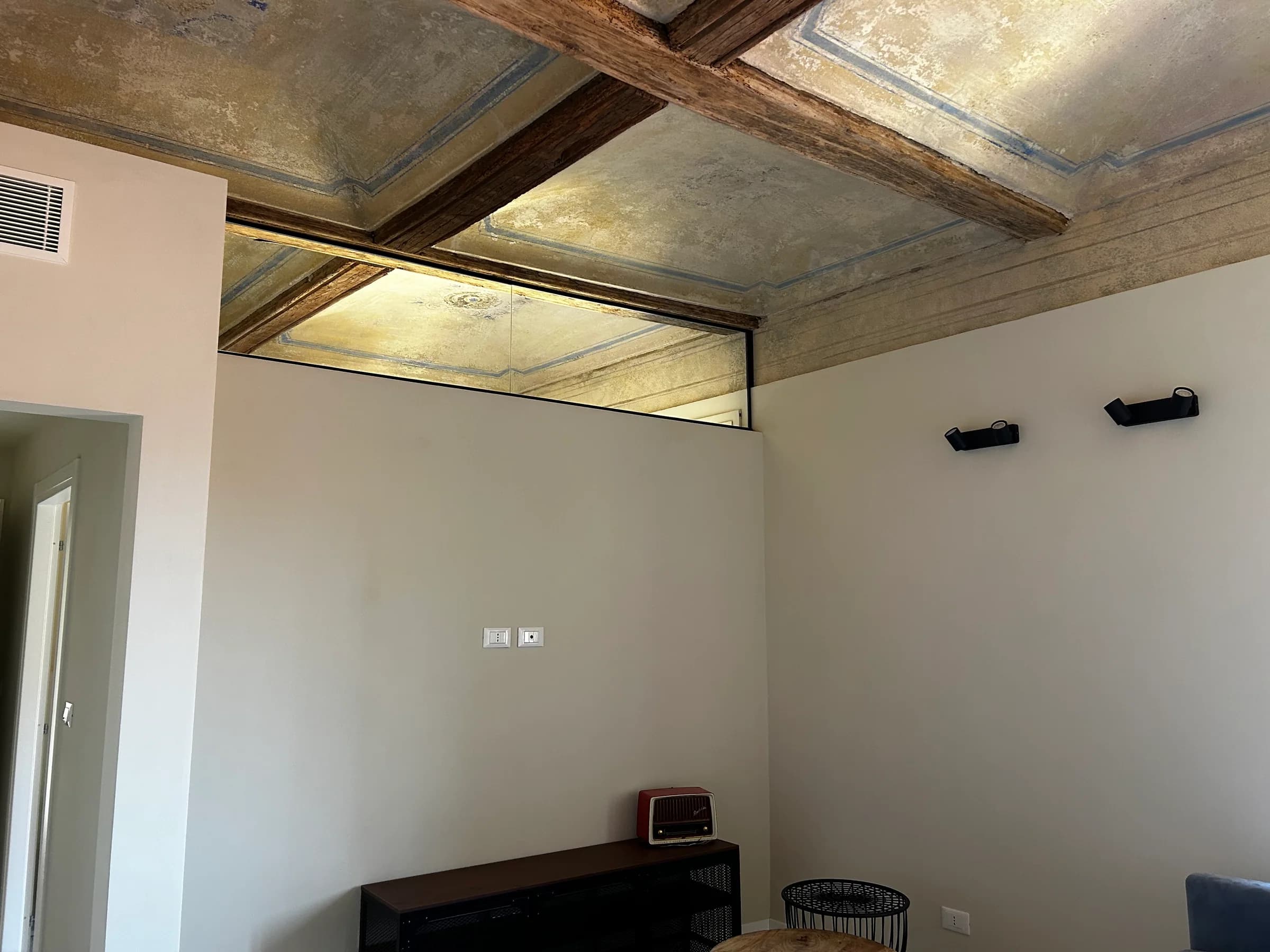 Living con soffitto decorato — Saluzzo