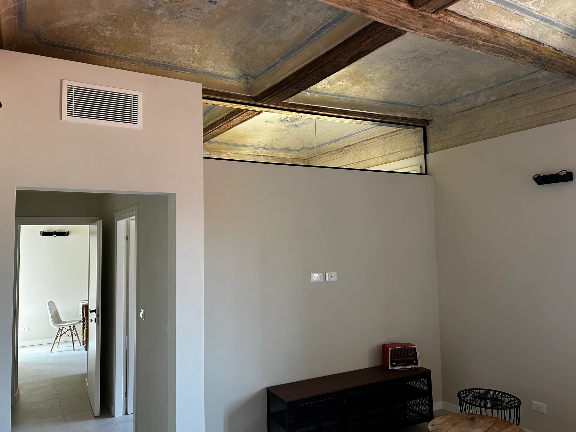 Volume divisorio e inserto vetrato — Saluzzo