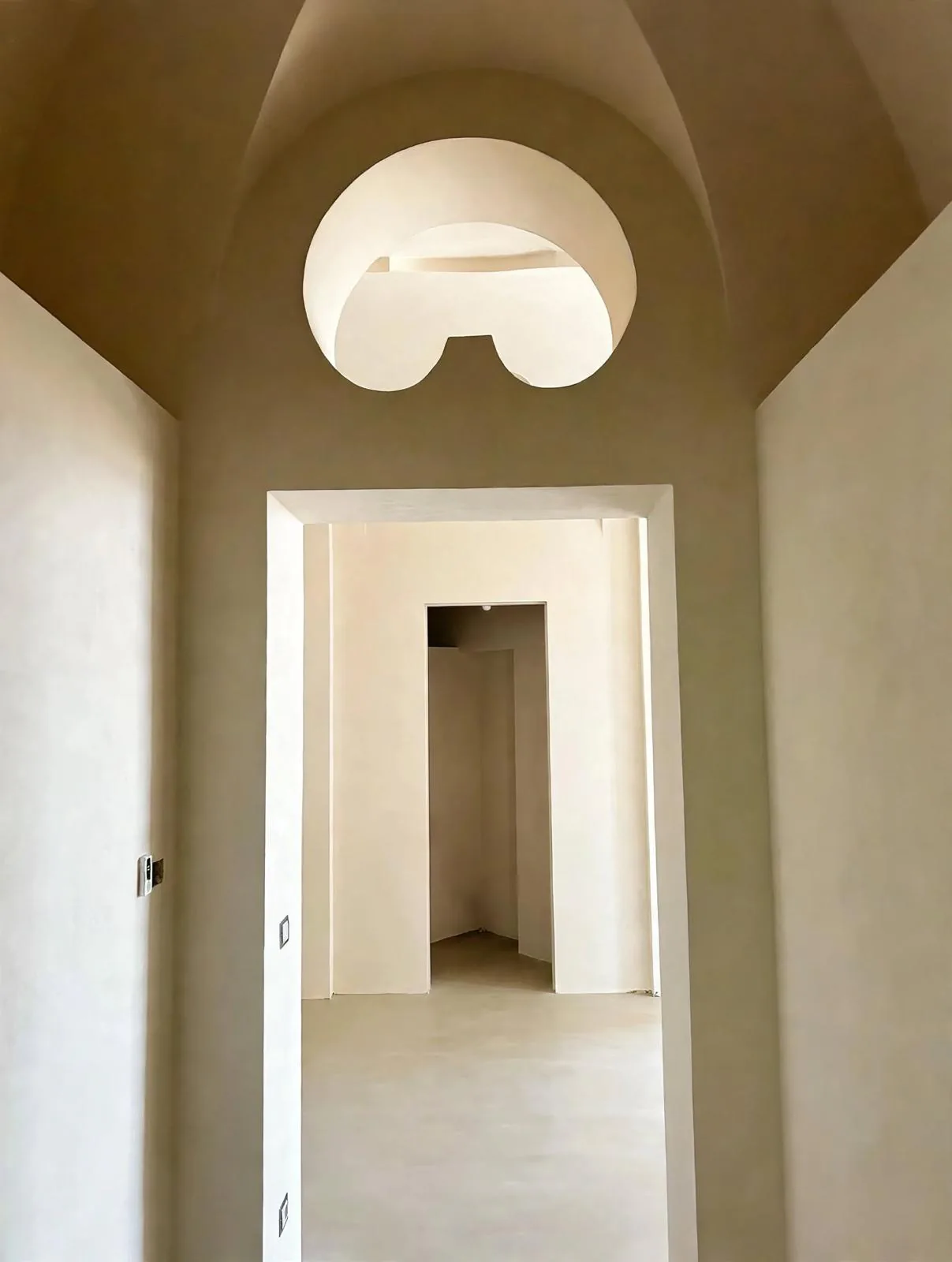 Geometrie, luce e finiture in uno spazio progettato da 2d casa