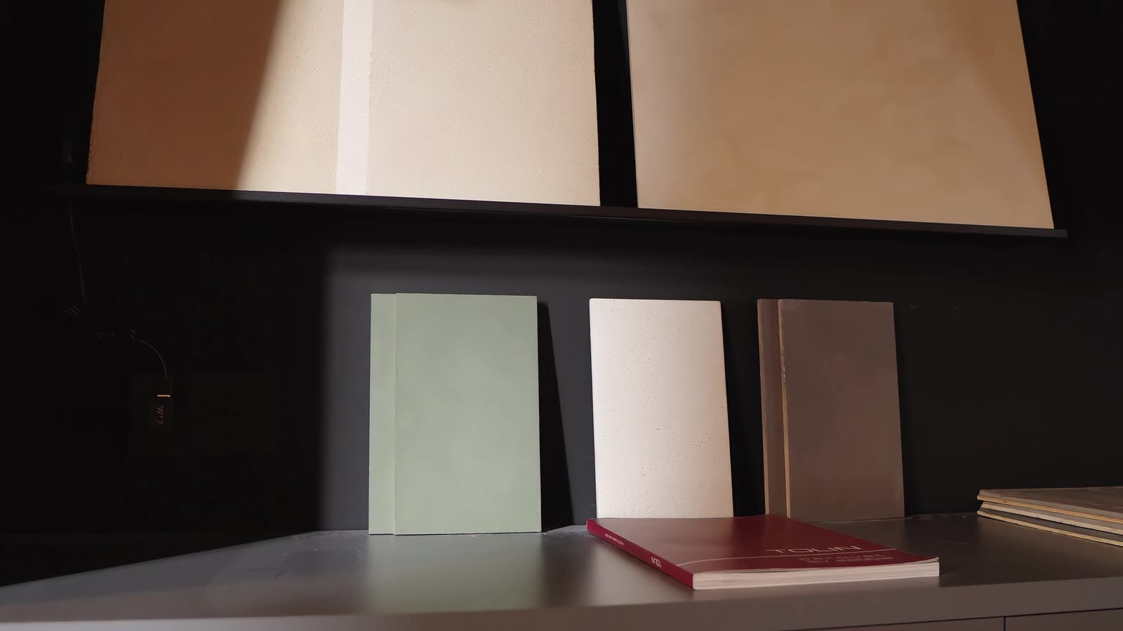 Campioni di superfici e finiture esposti nello studio