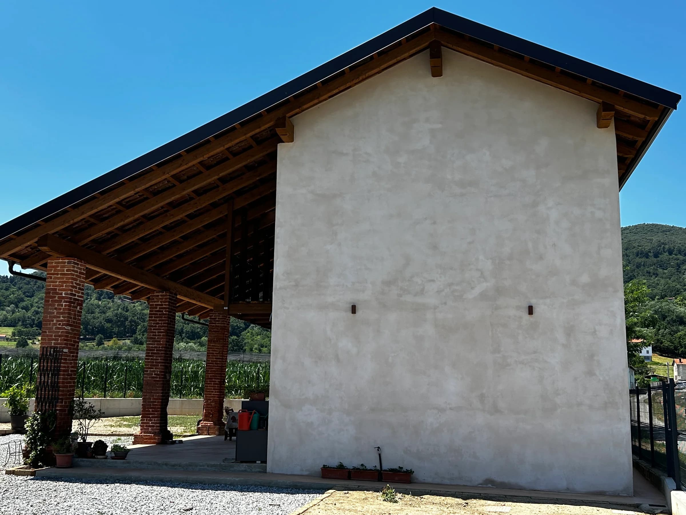 Fronte intonacato e portico — Busca