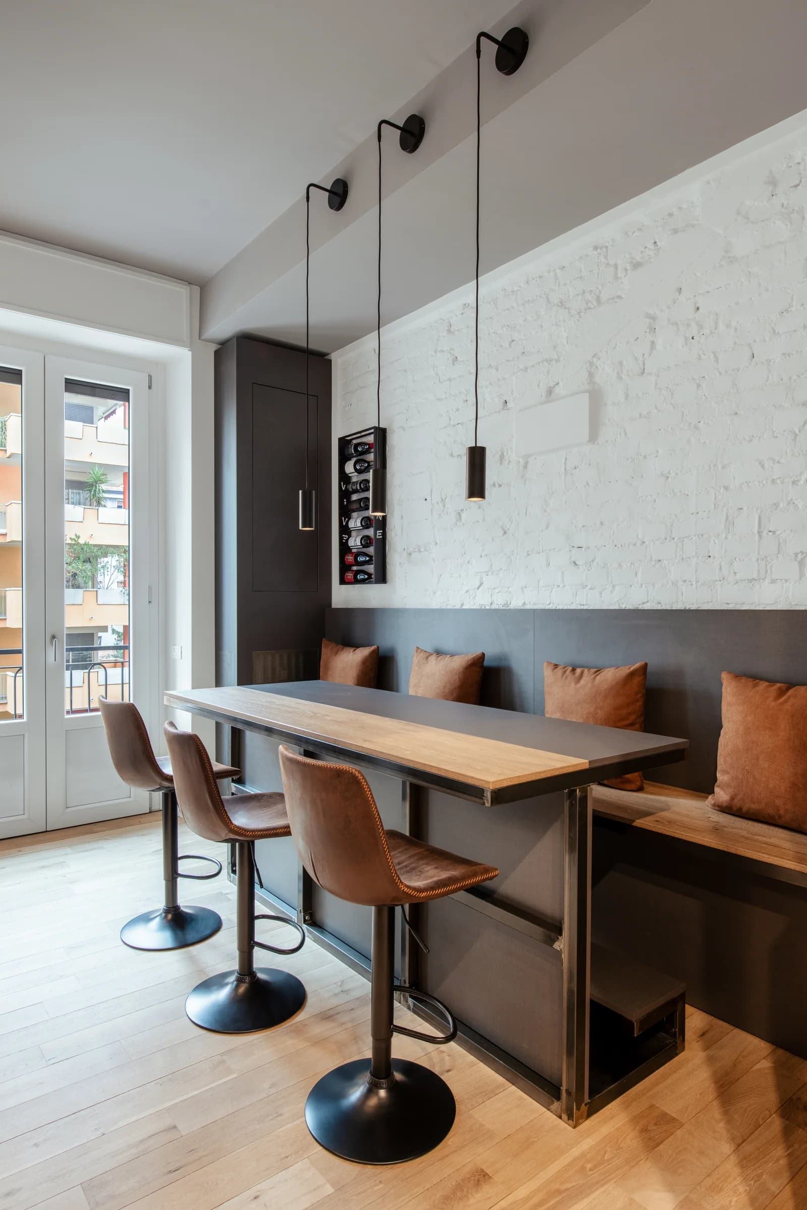 Zona pranzo con panca e sospensioni — Milano