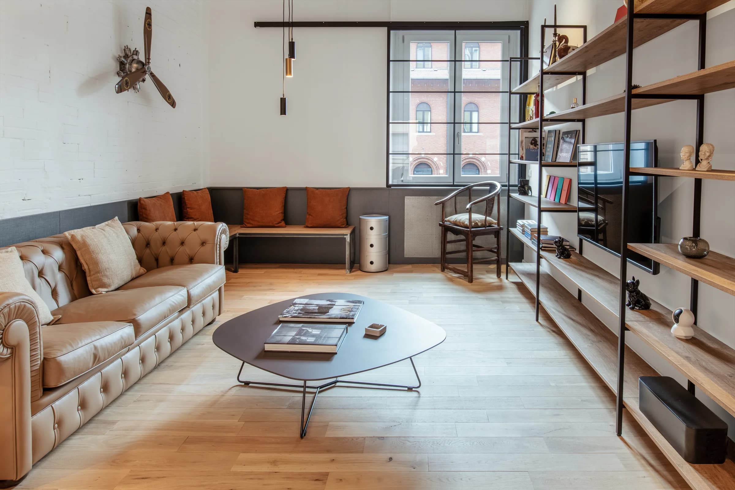 Living con libreria a giorno — Milano
