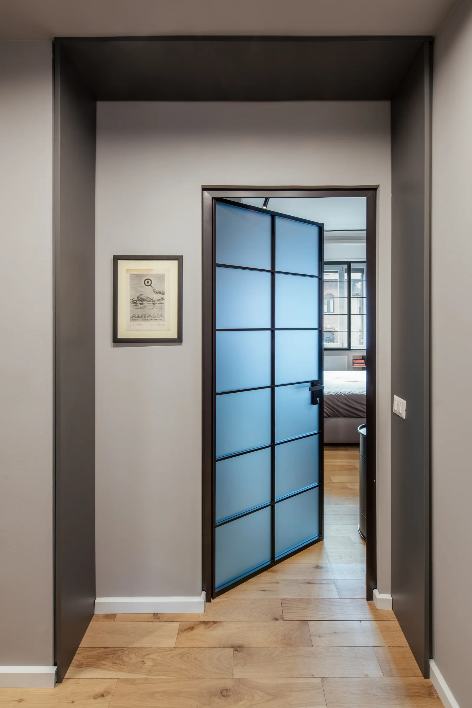 Porta vetrata con telaio scuro — Milano