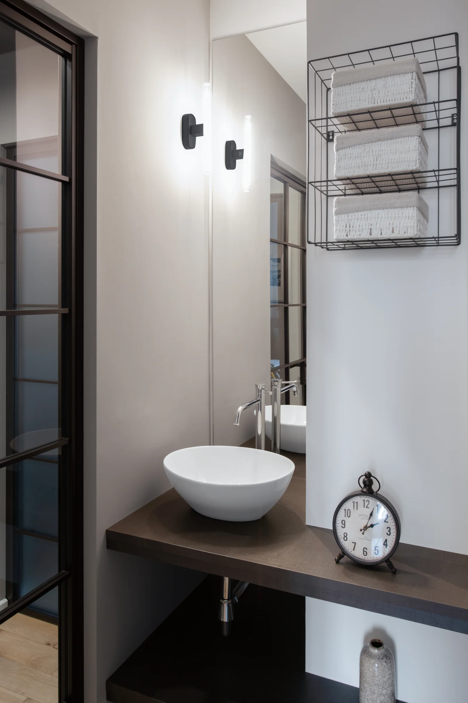 Bagno con lavabo tondo — Milano