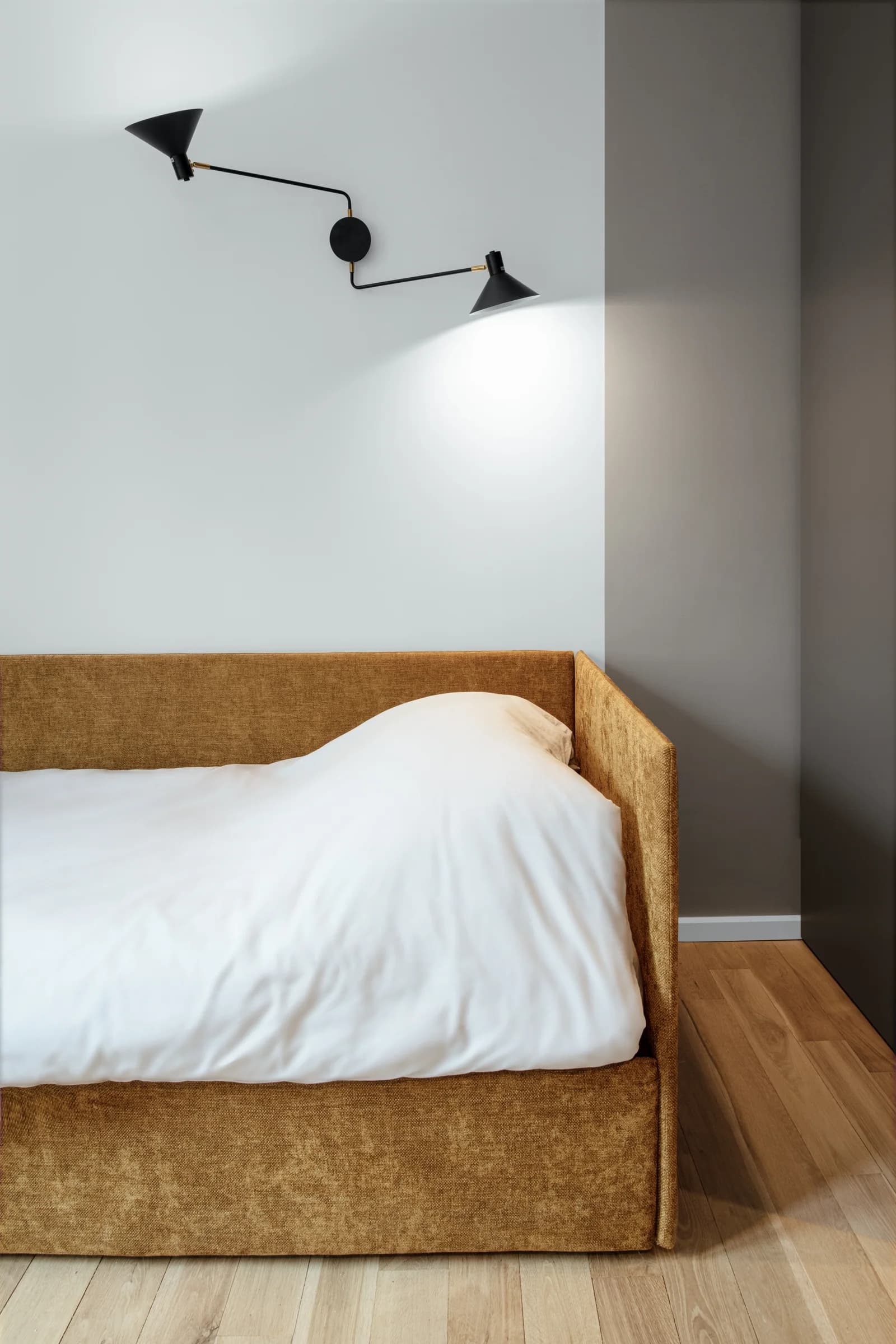 Testata del letto e applique — Milano