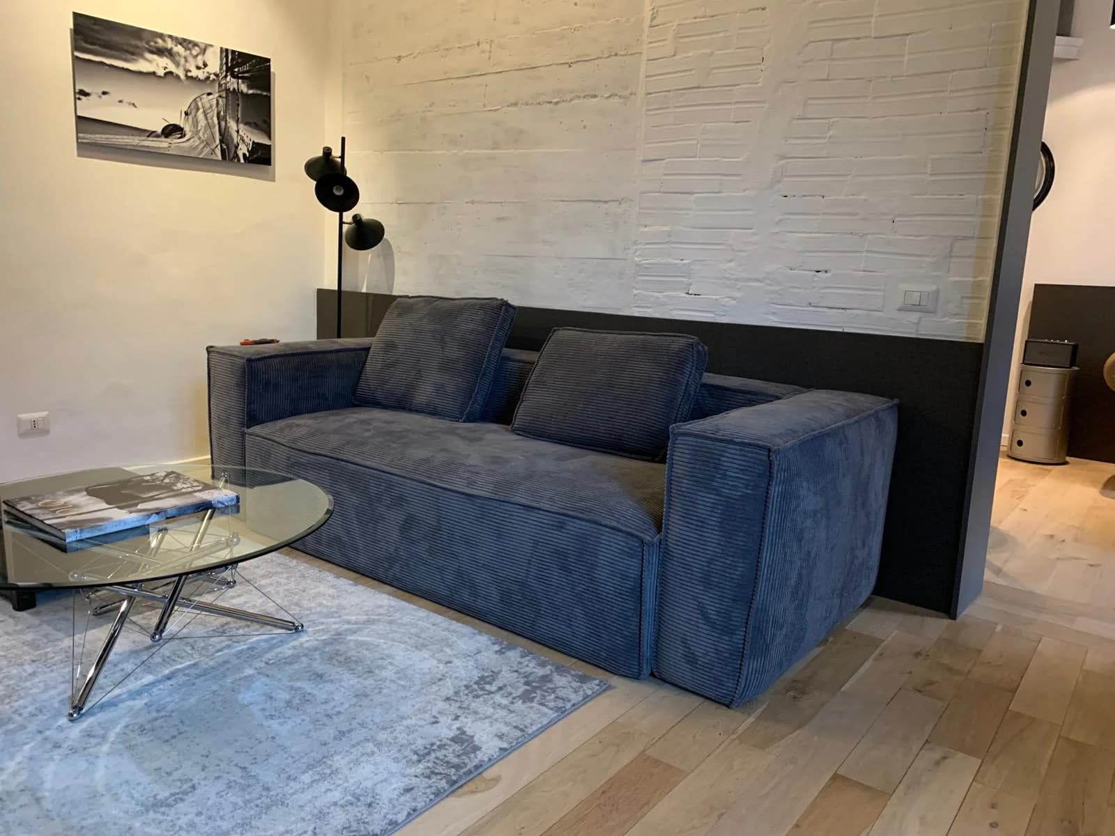 Divano blu e tavolino — Milano