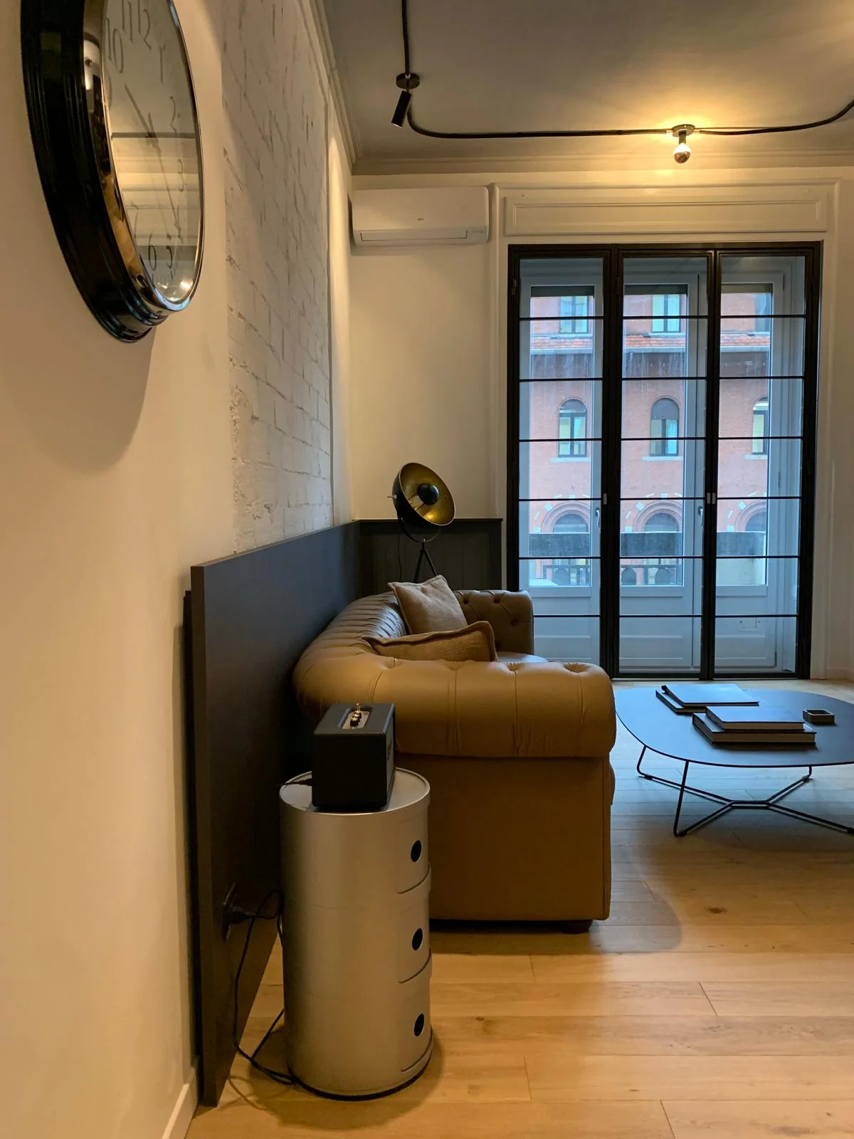 Living verso la finestra — Milano