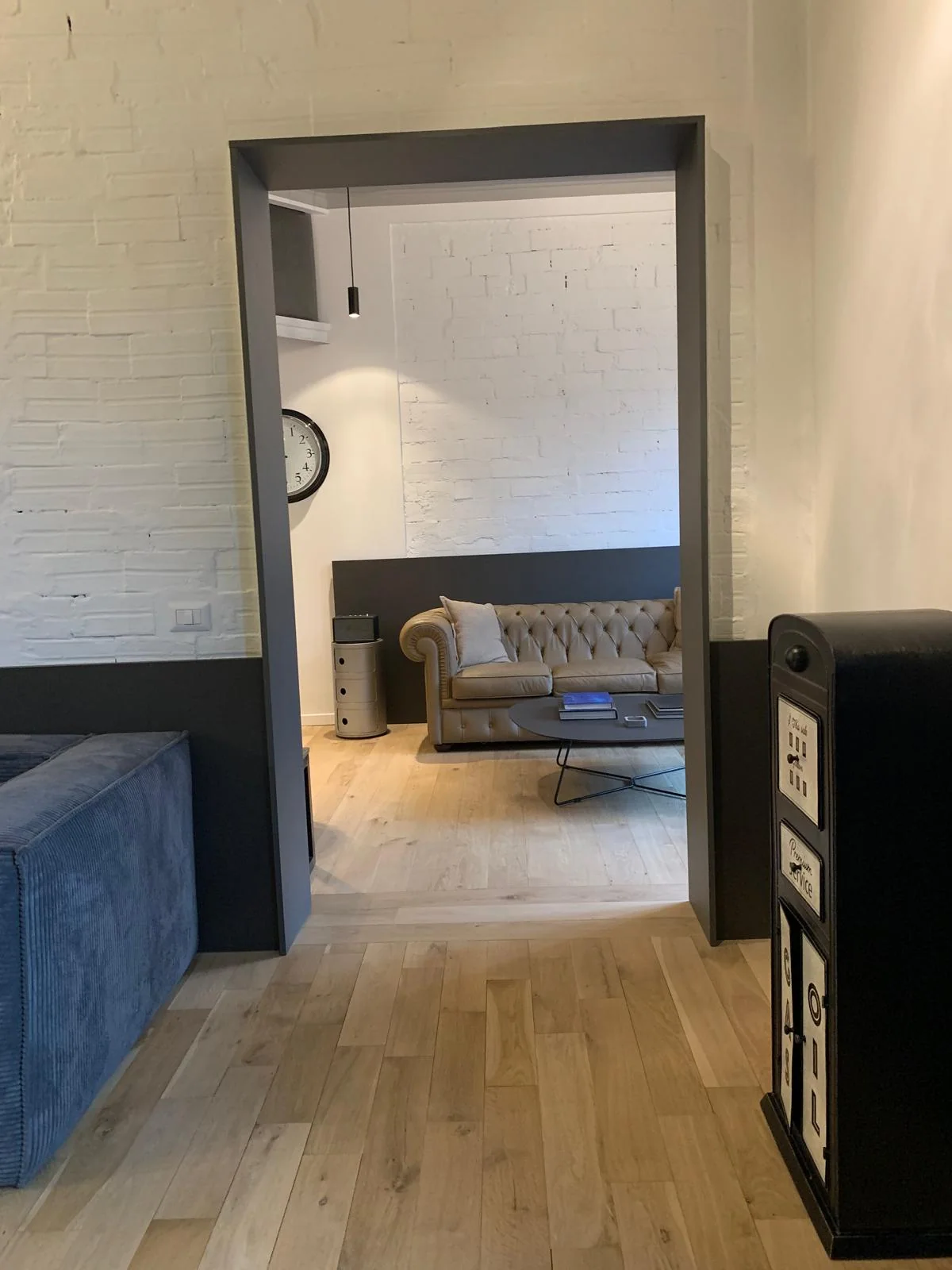 Porta aperta sul living — Milano