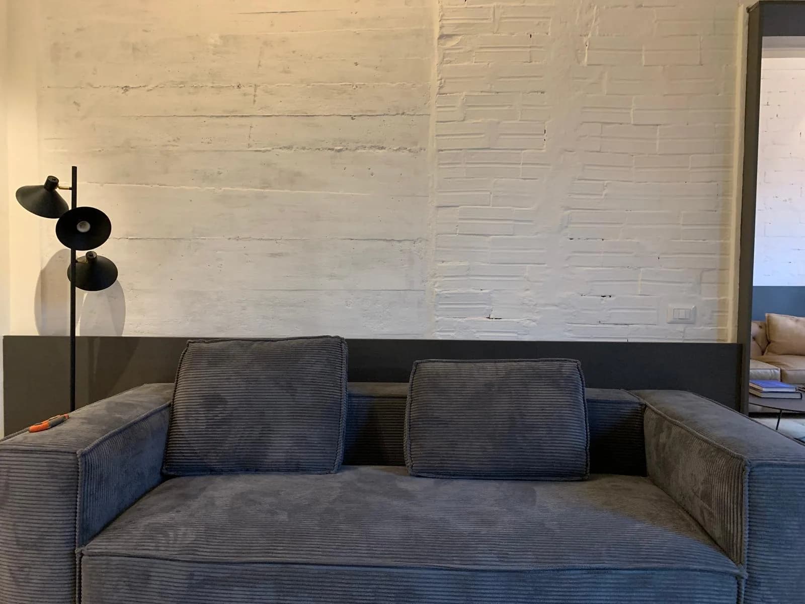 Divano blu — Milano