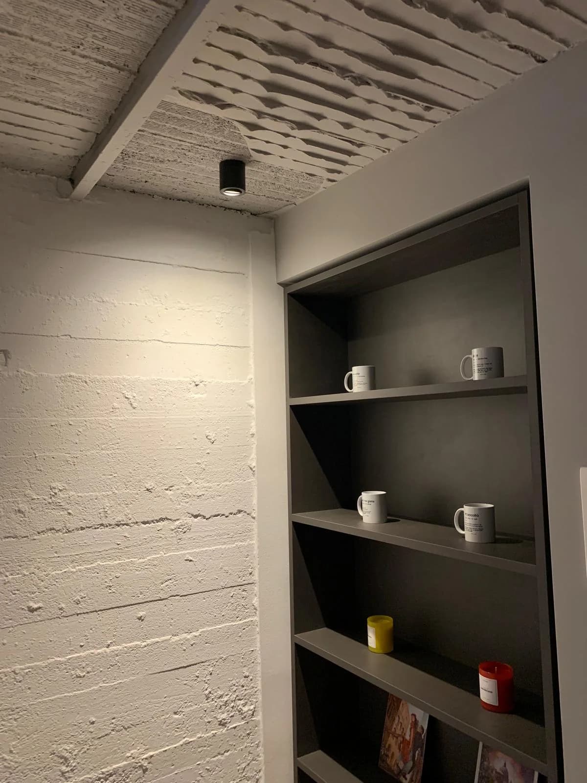 Libreria e soffitto — Milano