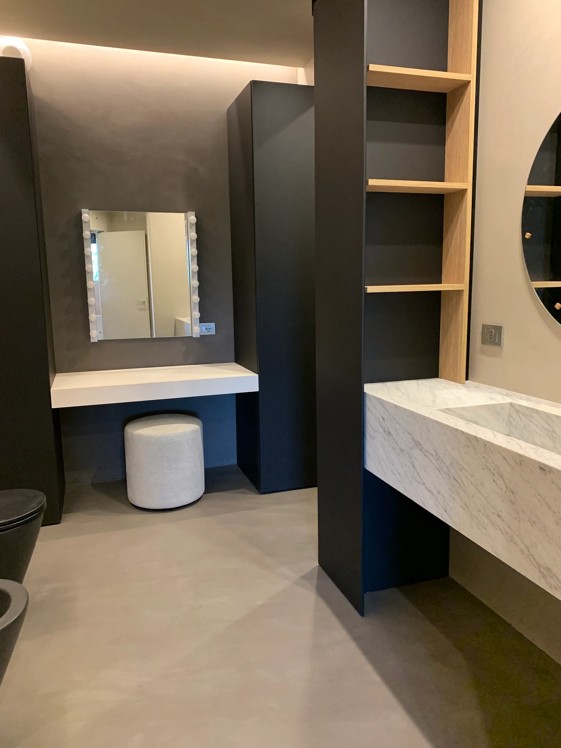 Bagno con mobili scuri — Ruata Eandi