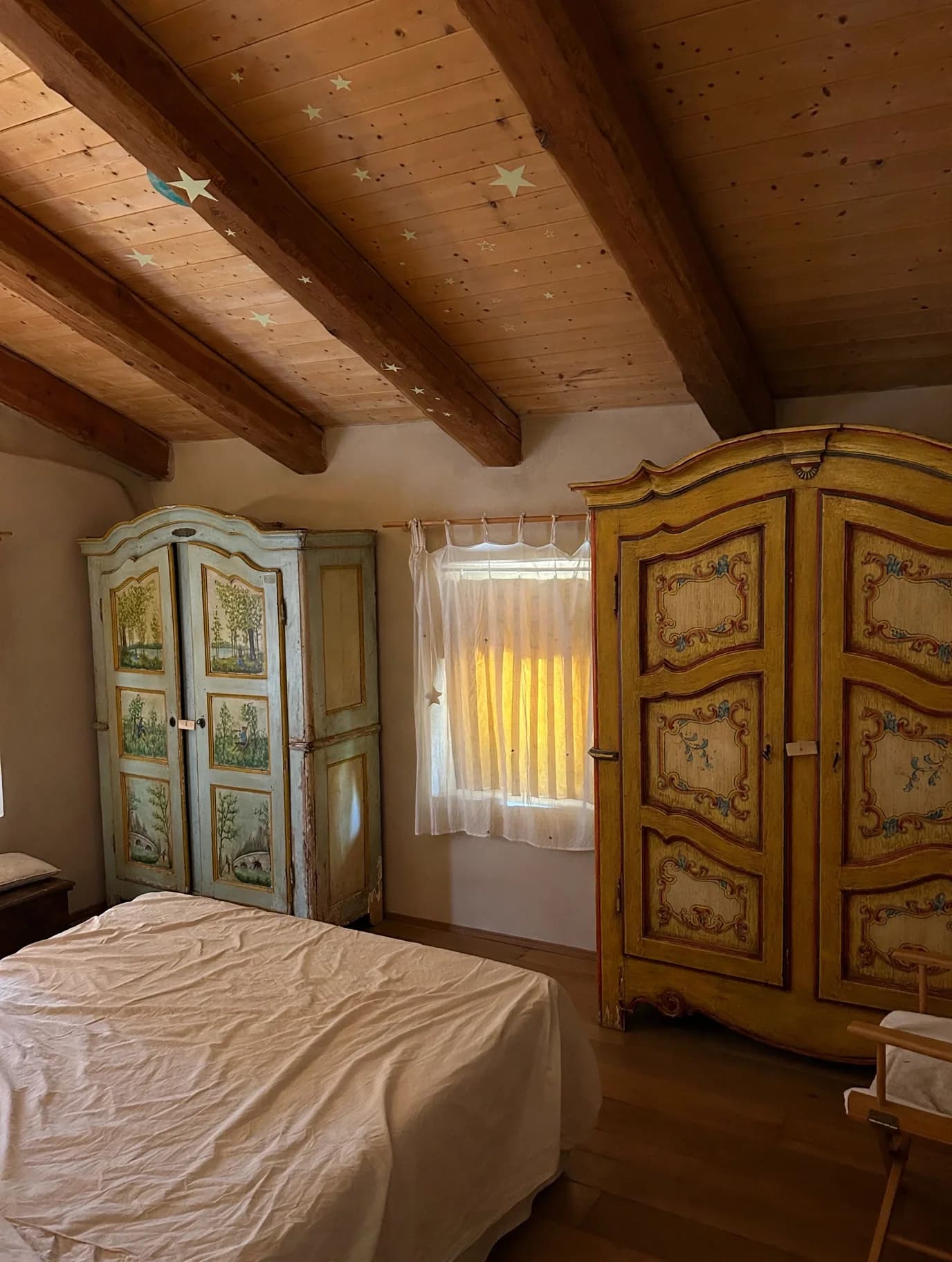 Camera con armadi dipinti e soffitto in legno — Saluzzo