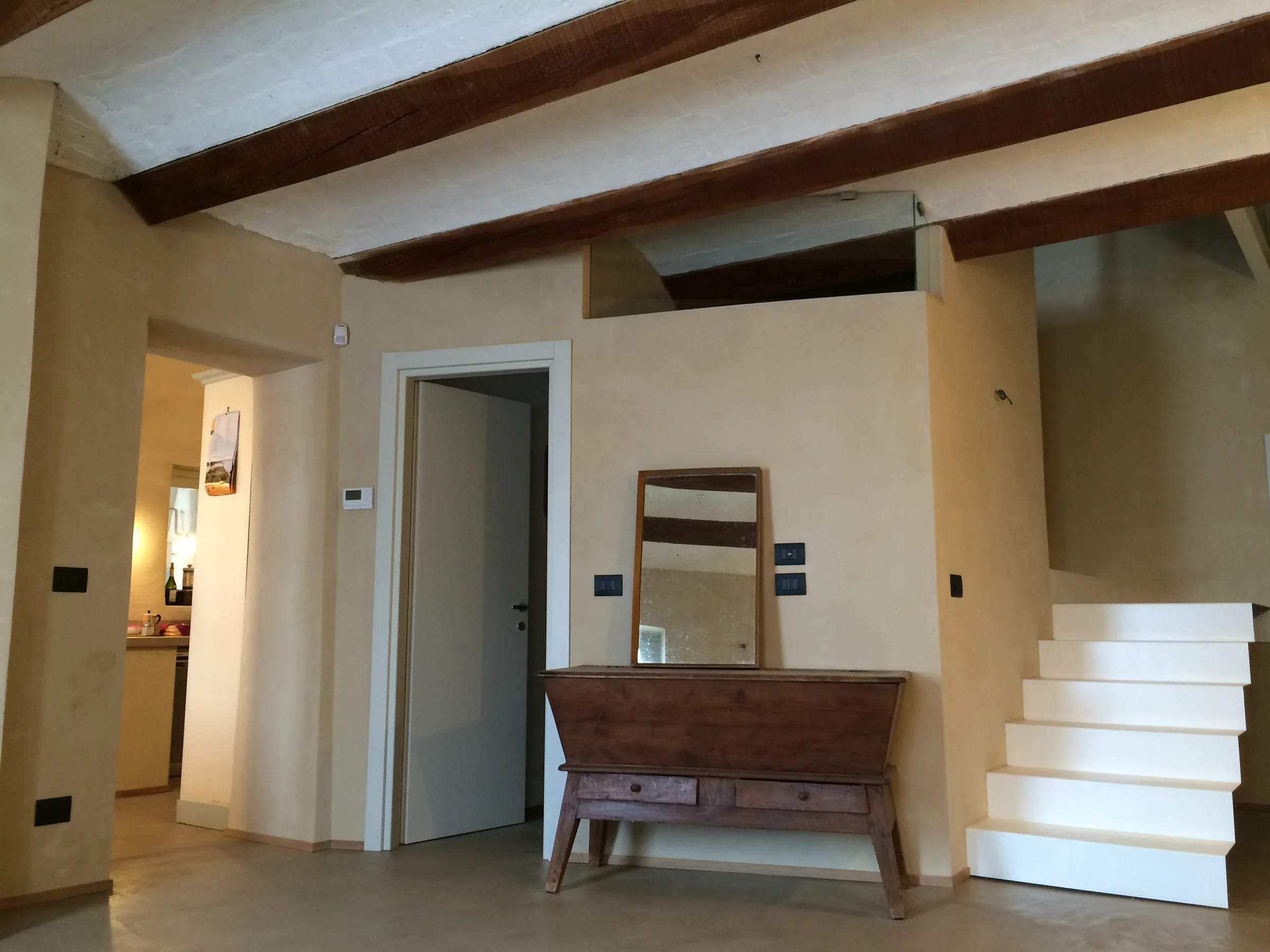Living e scala bianca — Saluzzo