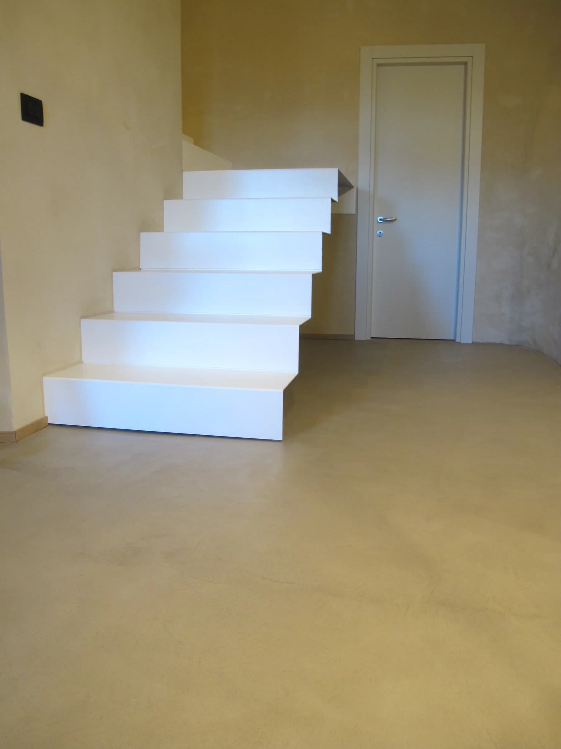 Scala bianca tra living e disimpegno — Saluzzo