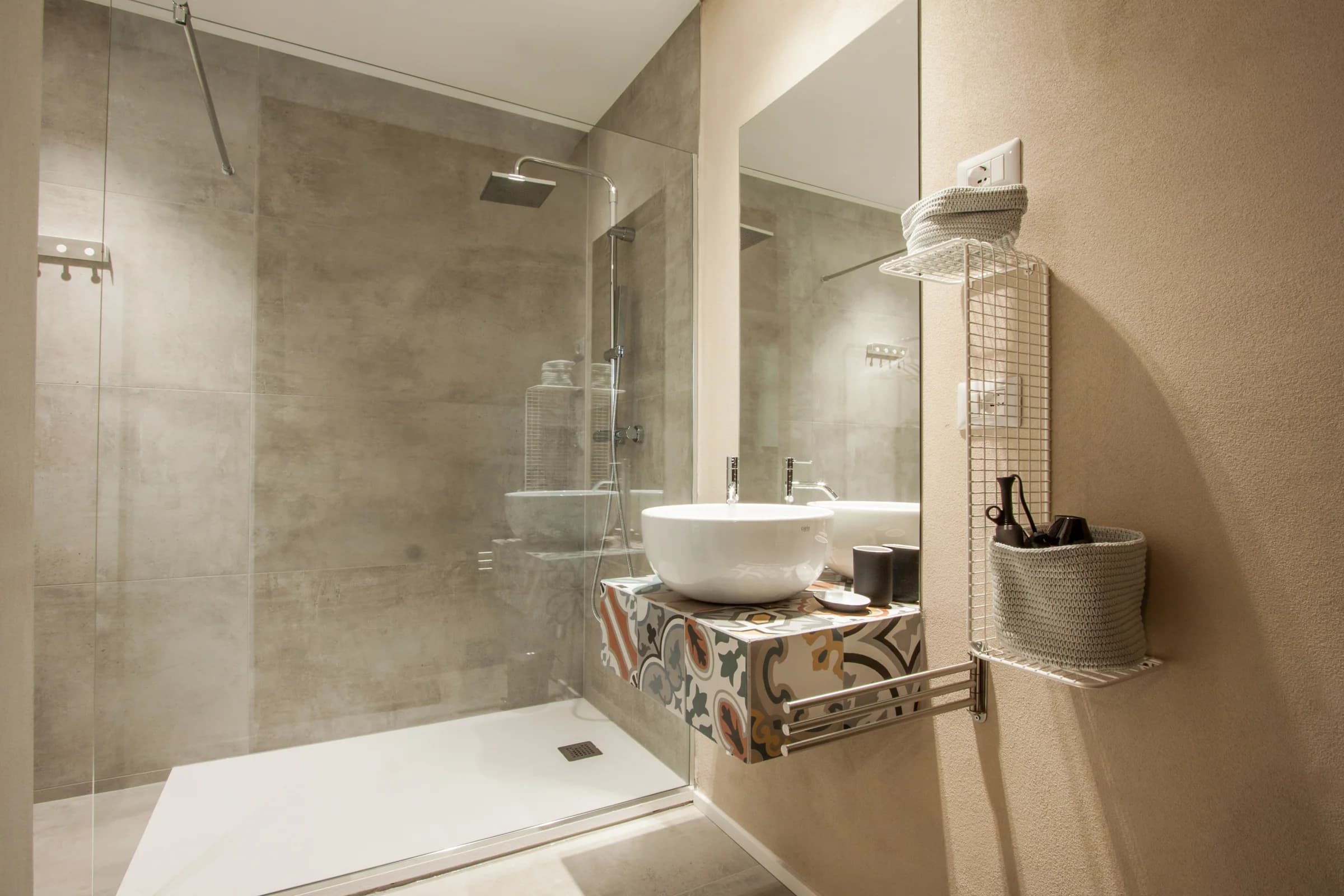 Bagno con rivestimenti decorativi — Saluzzo