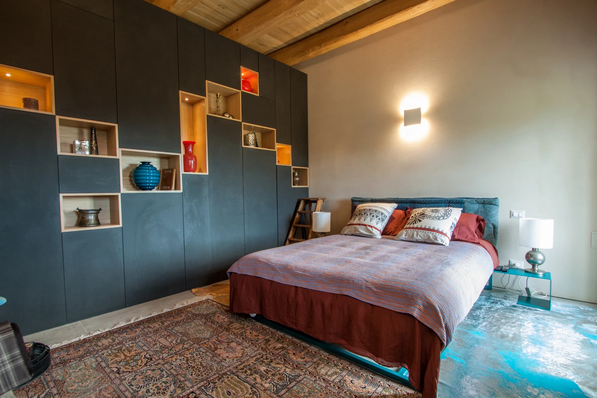 Camera con parete blu — Saluzzo