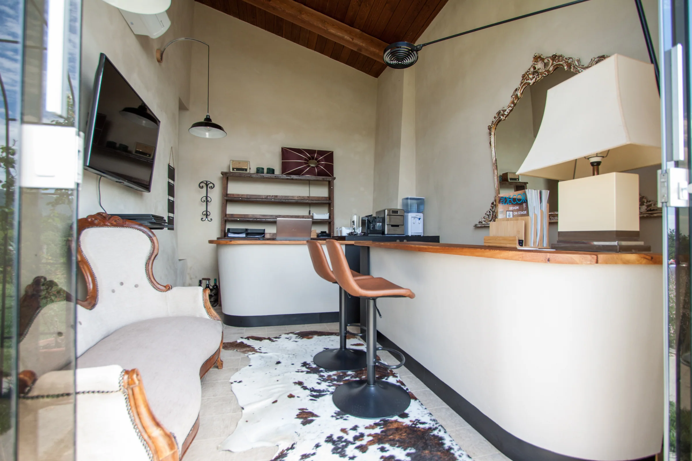 Ambiente con mobile curvo — Saluzzo