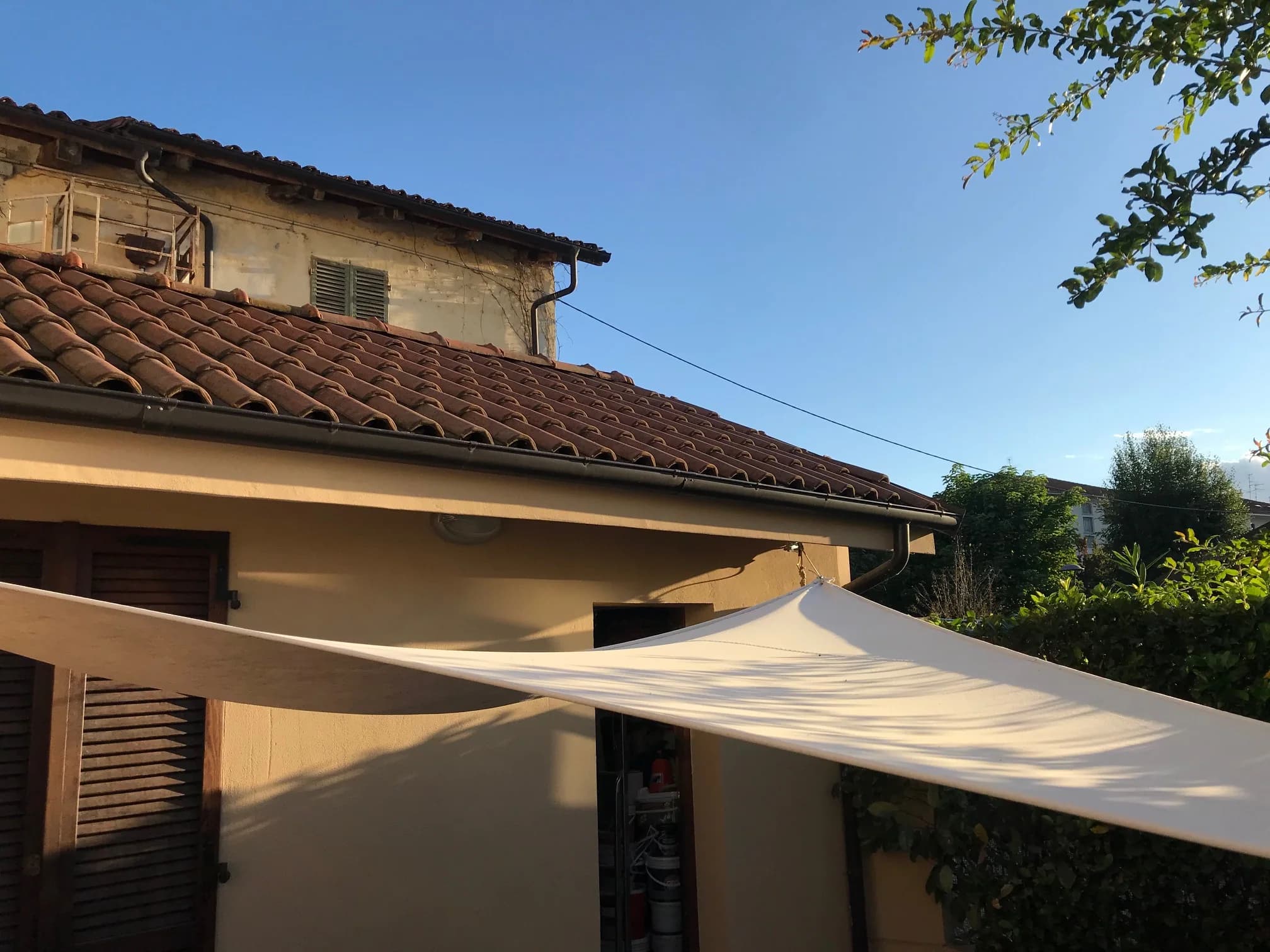 Vele ombreggianti nella corte — Saluzzo