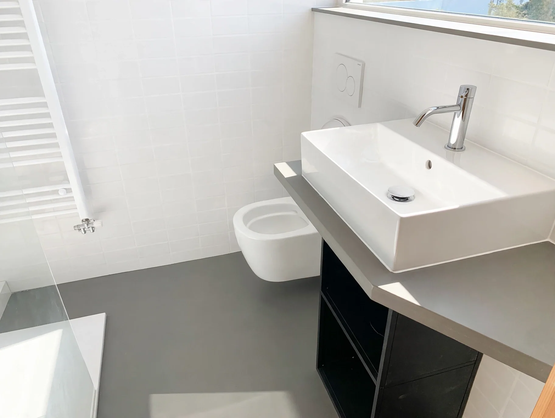 Bagno con lavabo bianco — Sansicario