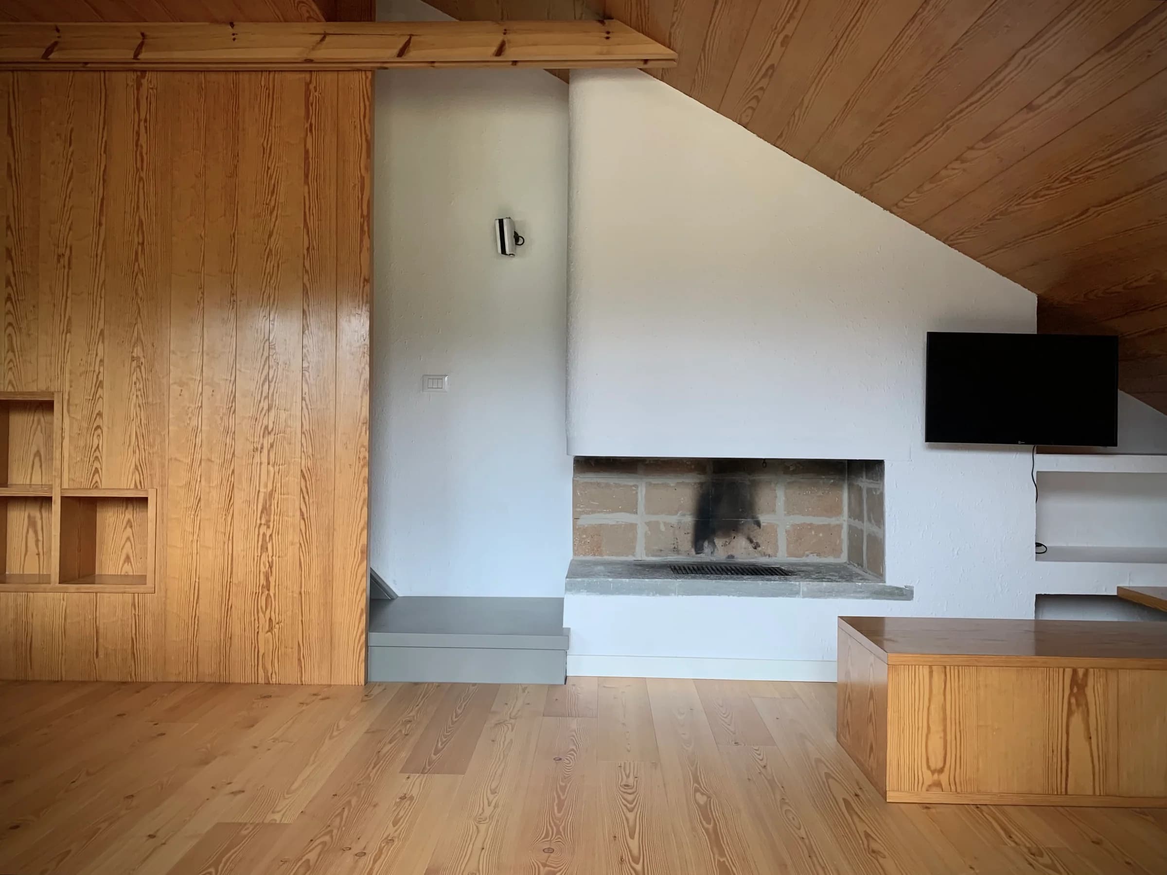 Camino e parete in legno — Sansicario