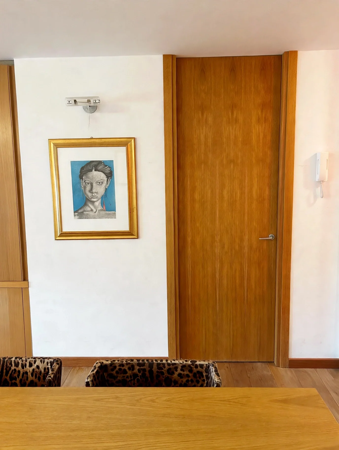 Ingresso con porta in legno — Sestriere