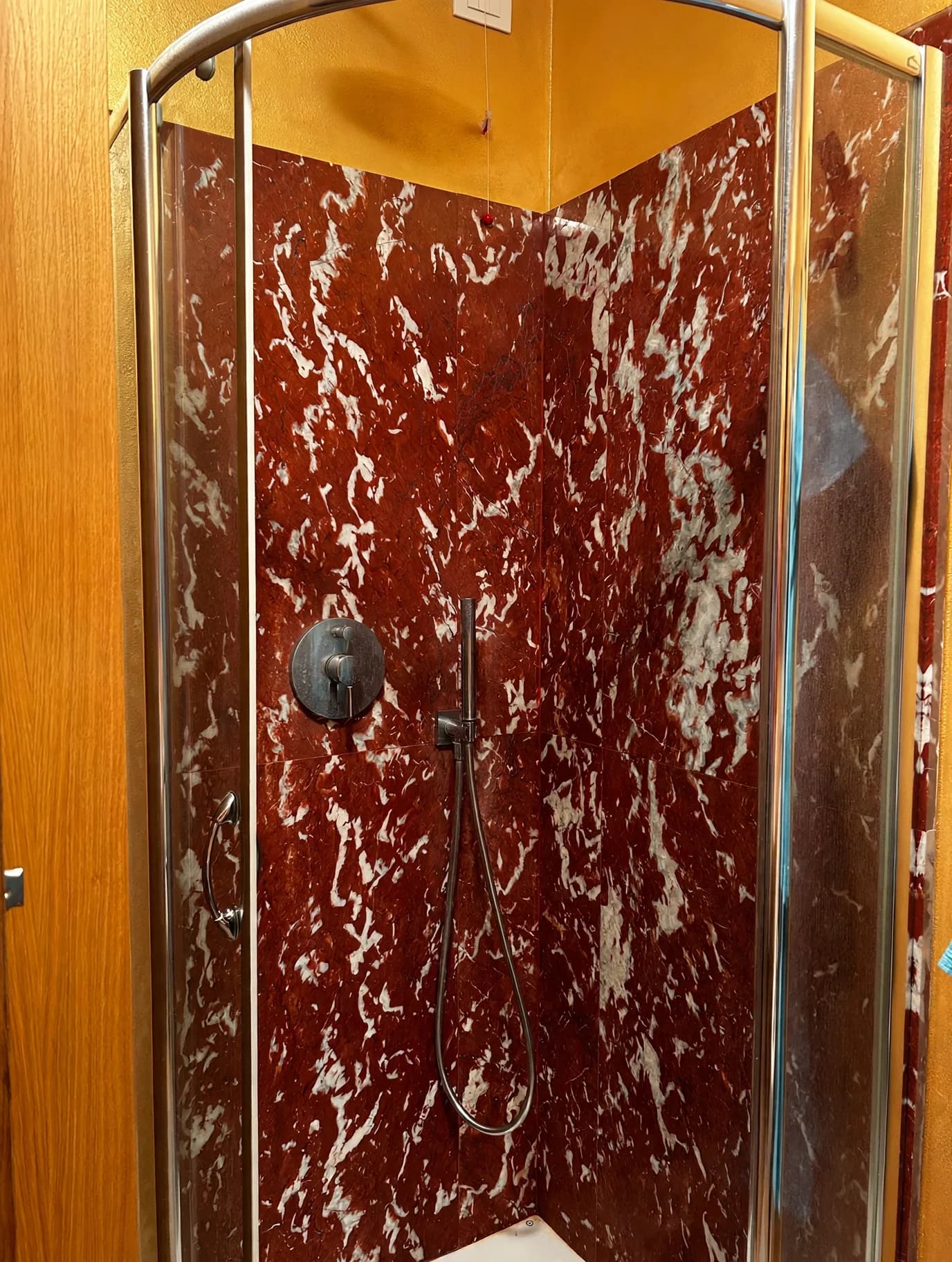 Doccia con rivestimento rosso — Sestriere