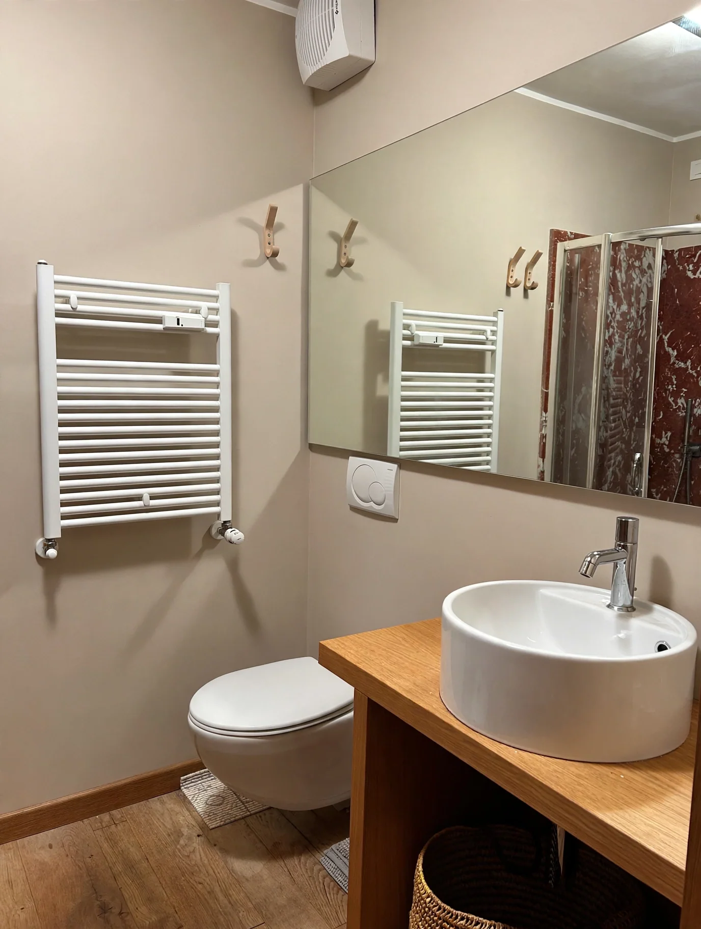Bagno con mobile in legno — Sestriere