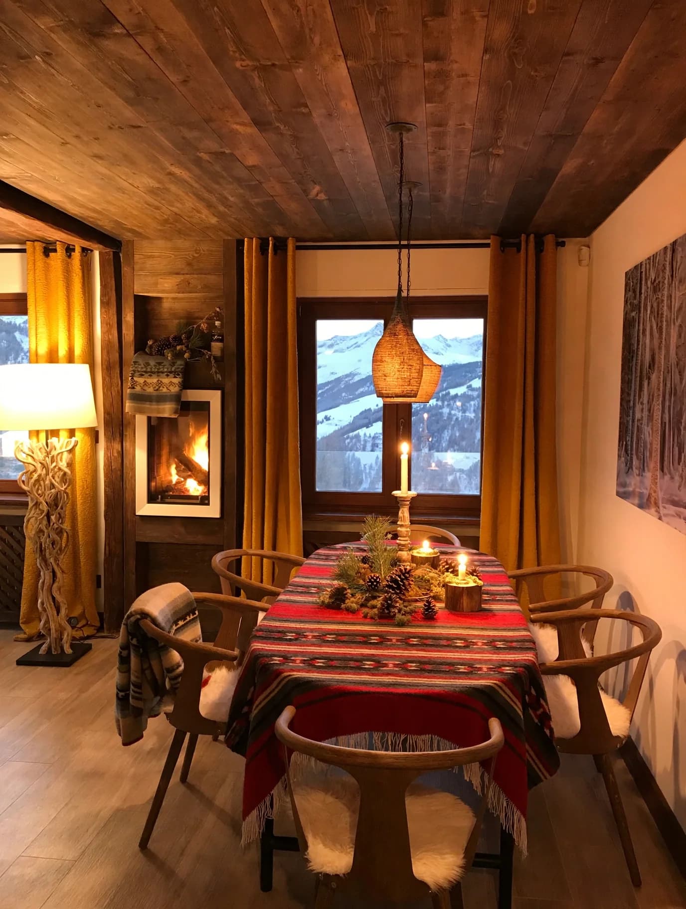 Zona pranzo in legno — Sestriere