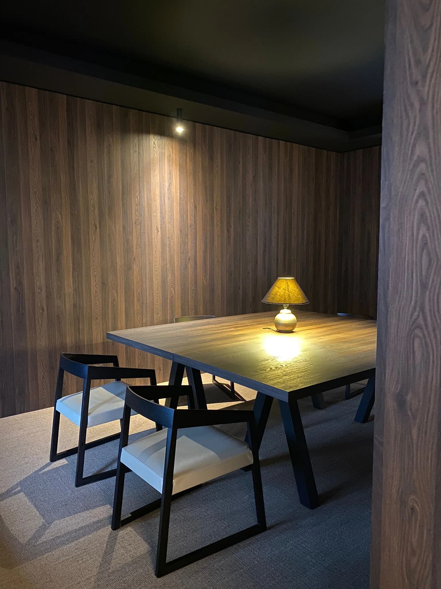 Sala riunioni con pareti scure — Saluzzo