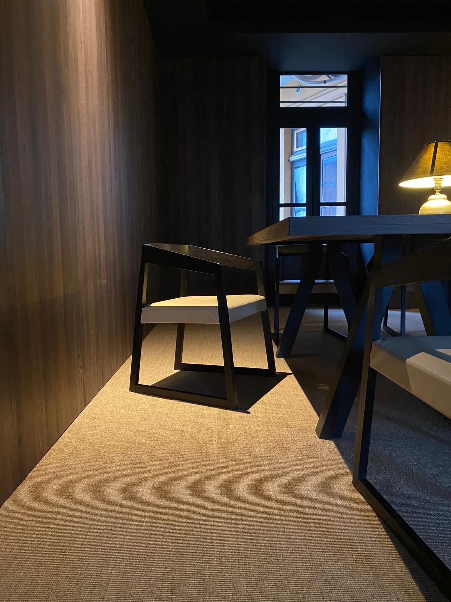 Sala riunioni verso la finestra — Saluzzo