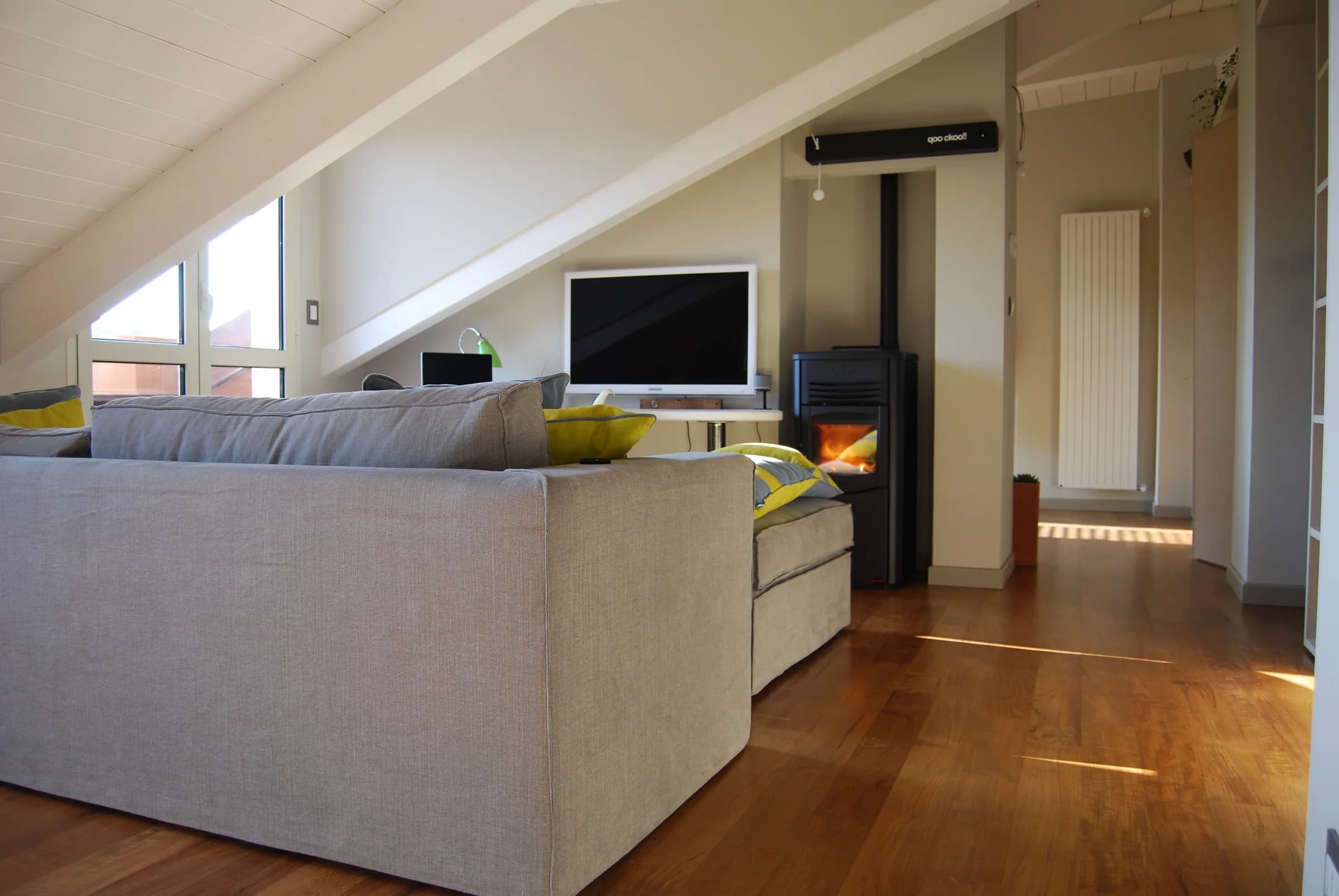 Living in mansarda — Disegno di interni