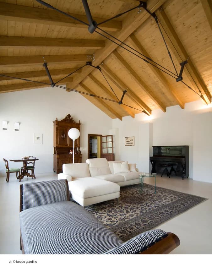 Living con travi a vista — Disegno di interni