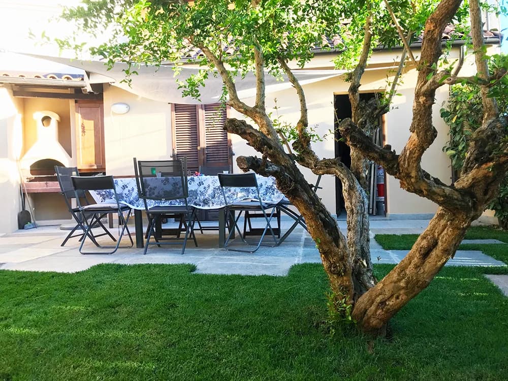 Zona pranzo nella corte — Saluzzo
