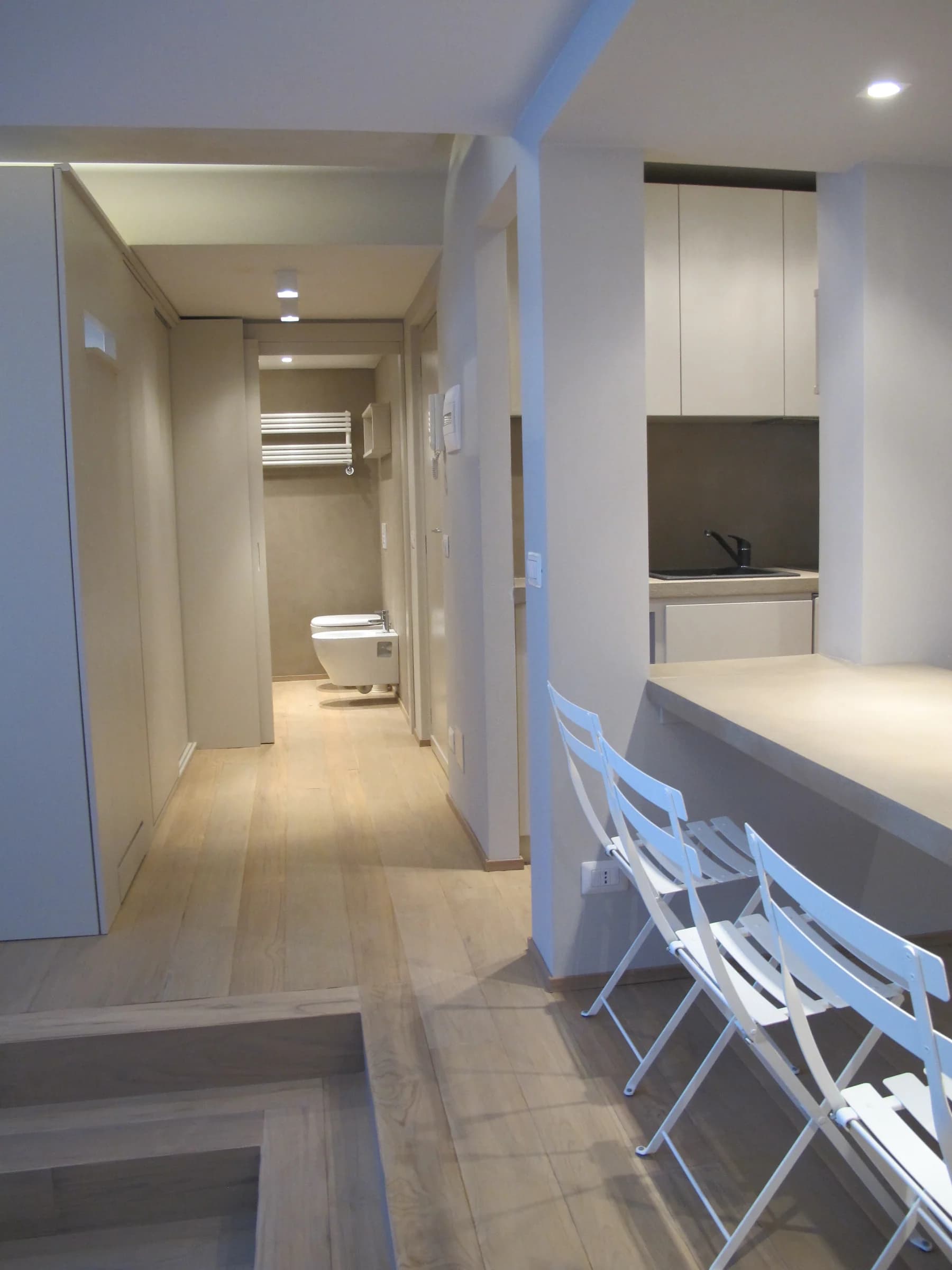 Passaggio e arredo bagno — Arredi su misura