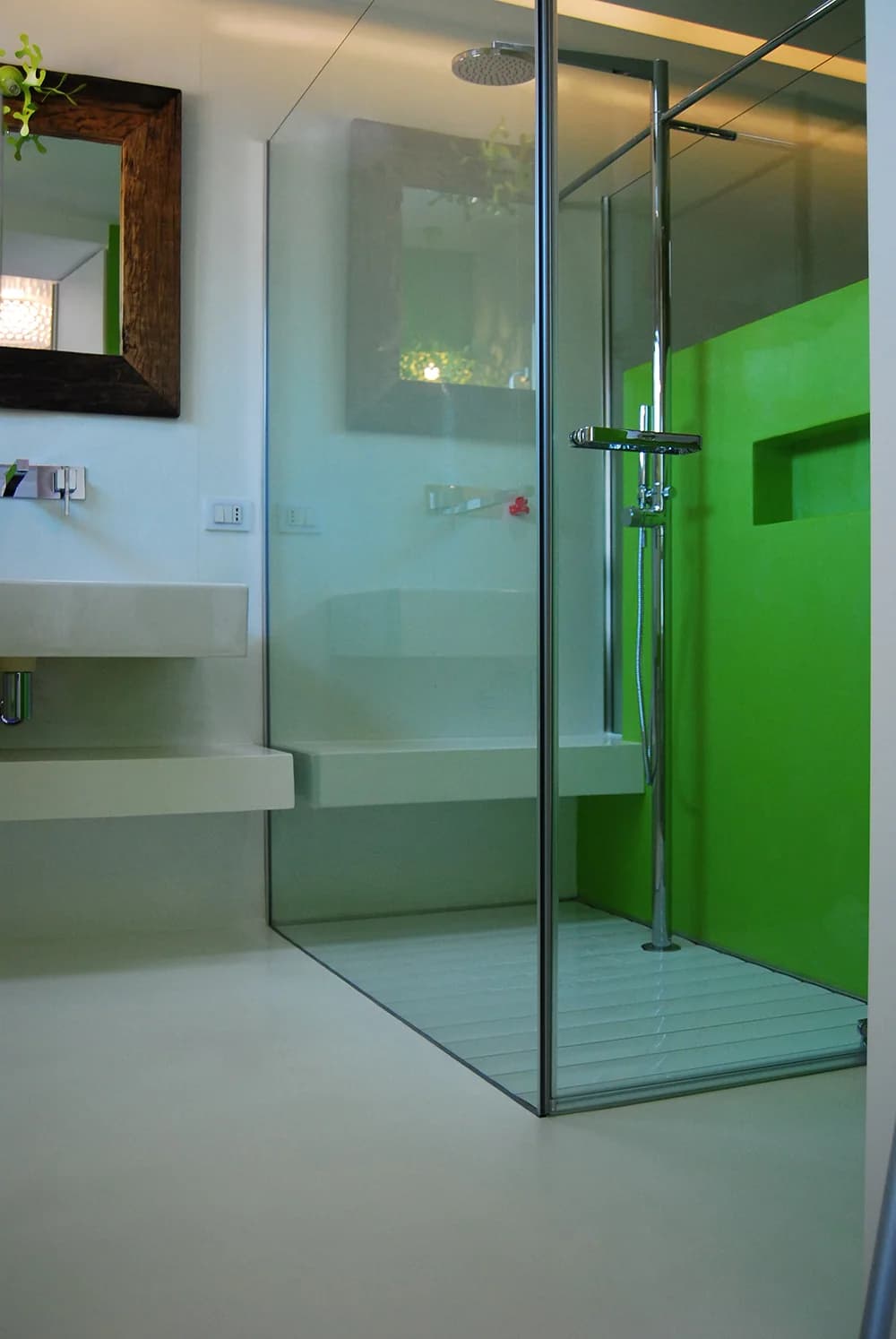 Bagno con inserto verde — Colori e finiture